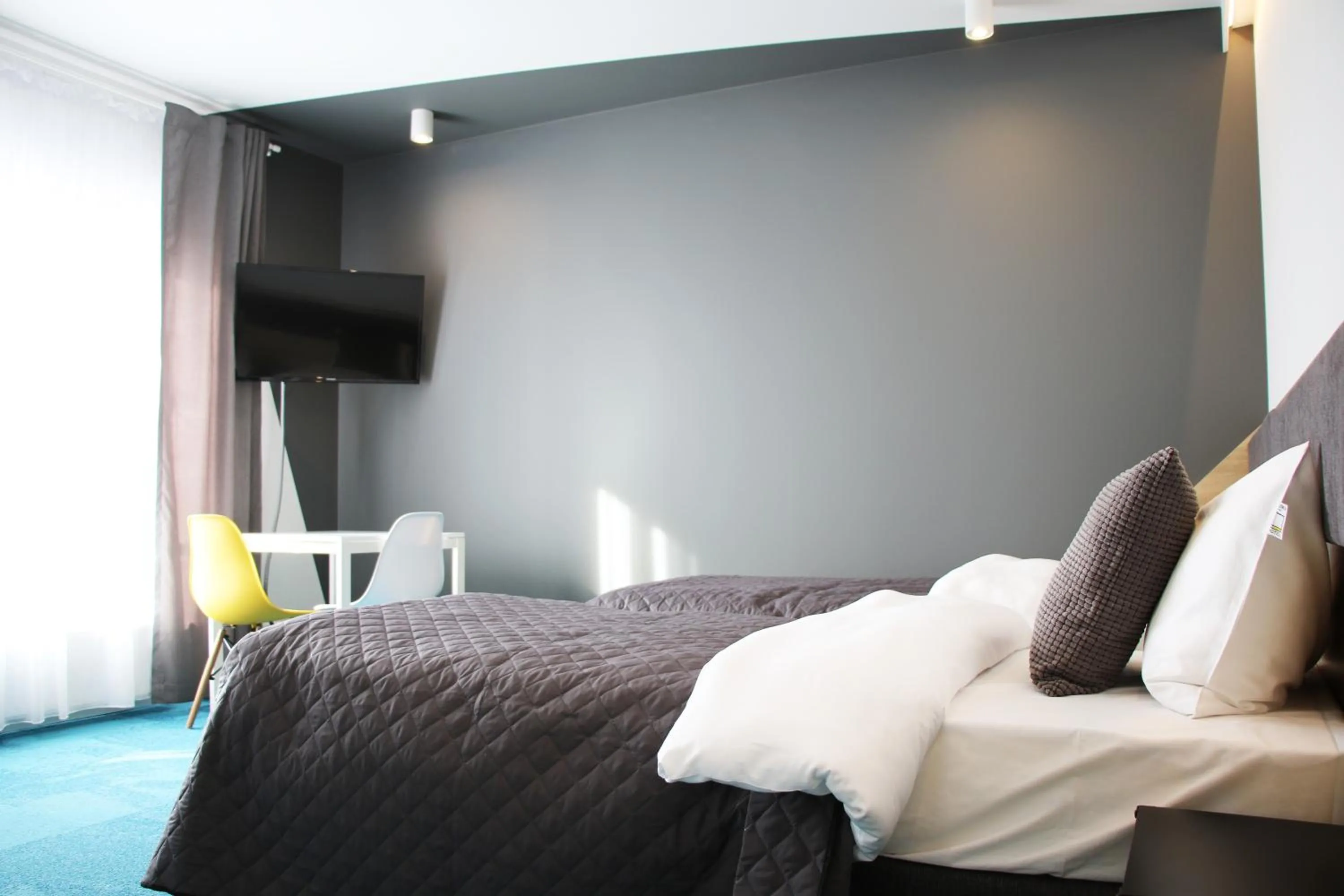 Shower, Bed in Lemon Plaza Hotel