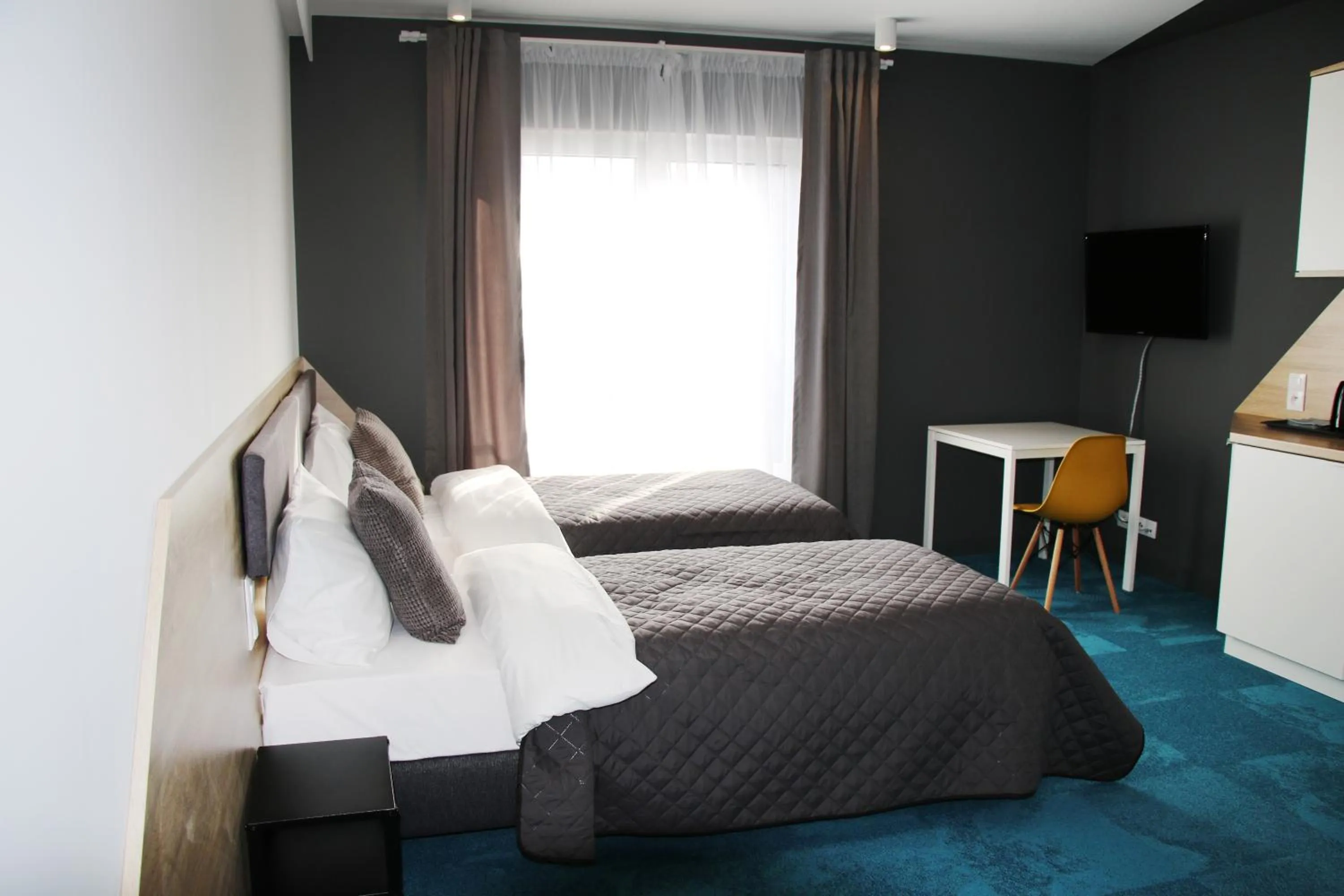 Shower, Bed in Lemon Plaza Hotel