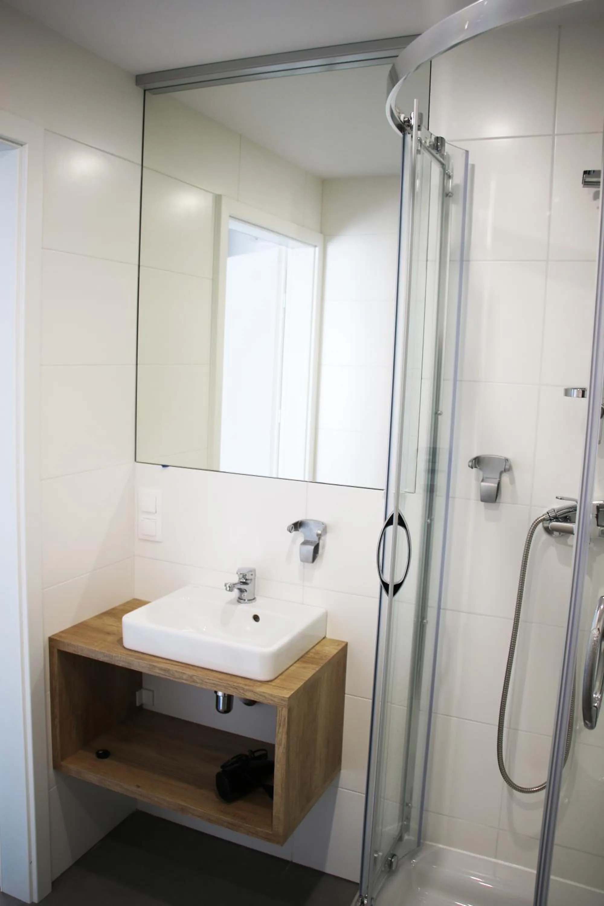 Shower in Lemon Plaza Hotel