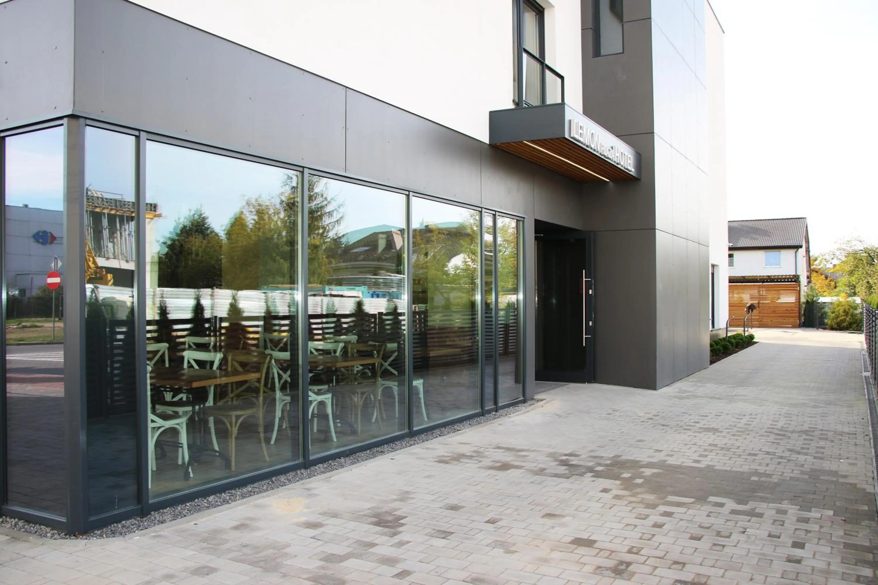 Restaurant/places to eat in Lemon Plaza Hotel