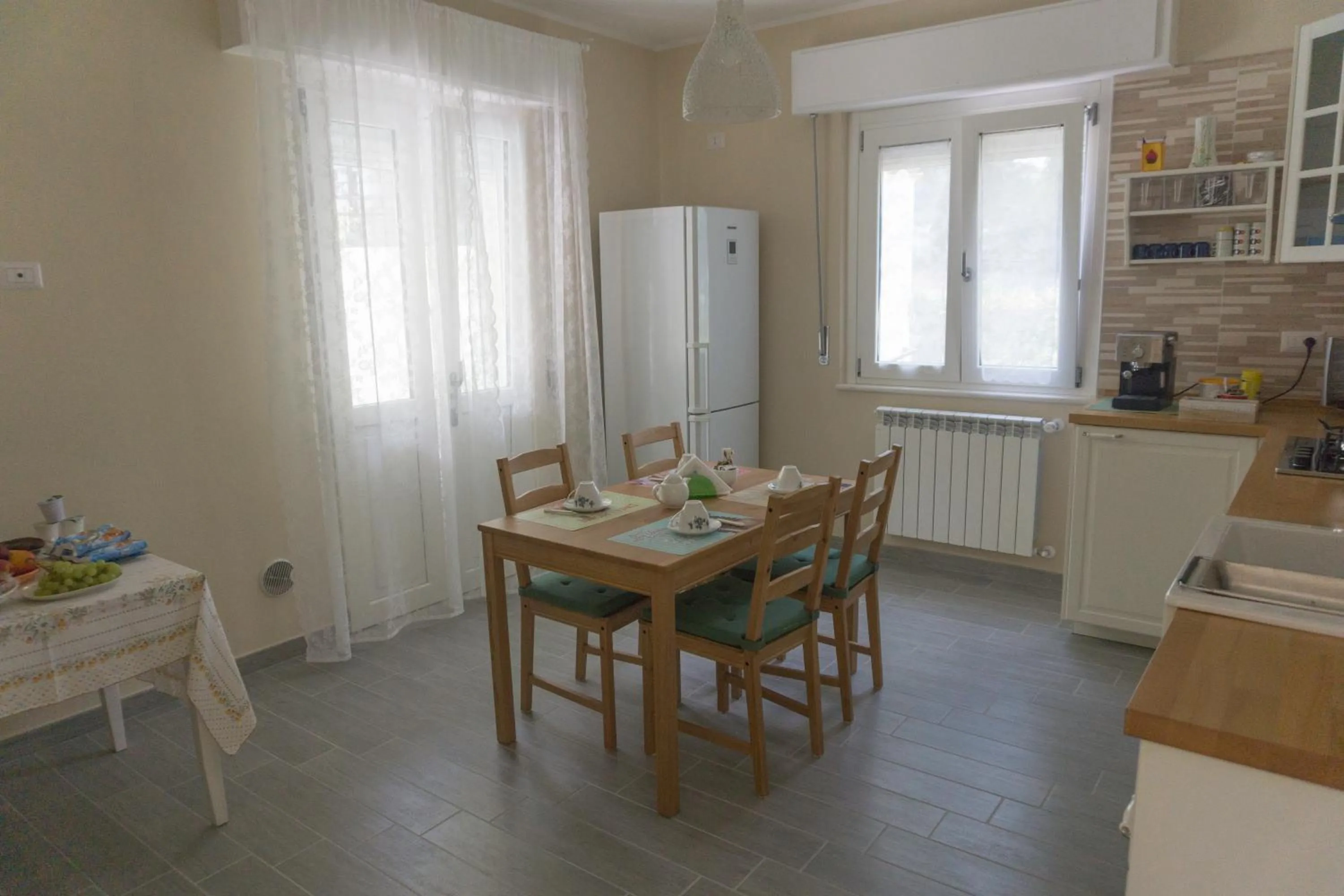 Communal kitchen in B&B Casa di Mimma