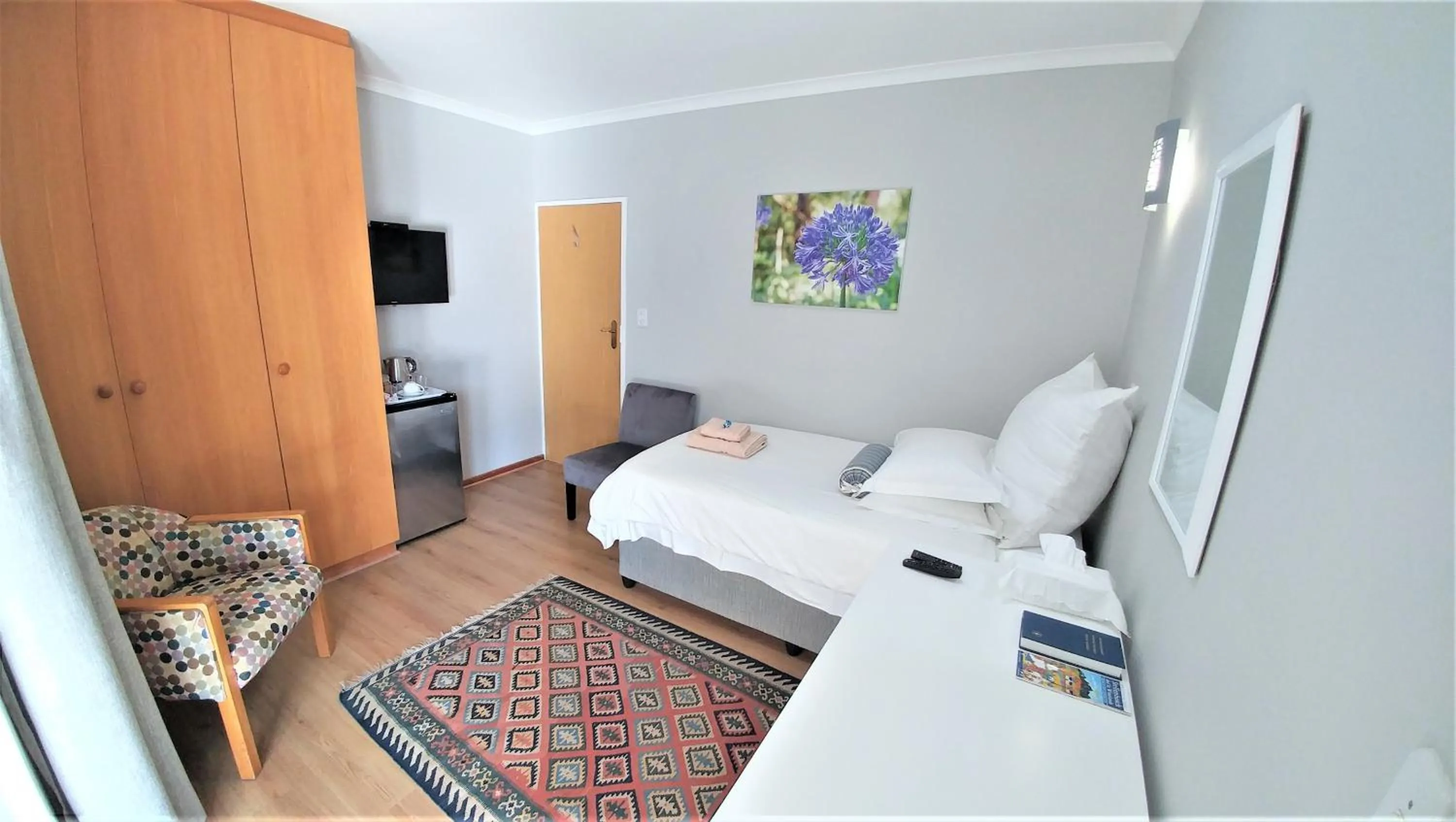 Photo of the whole room, Bed in Besigheim