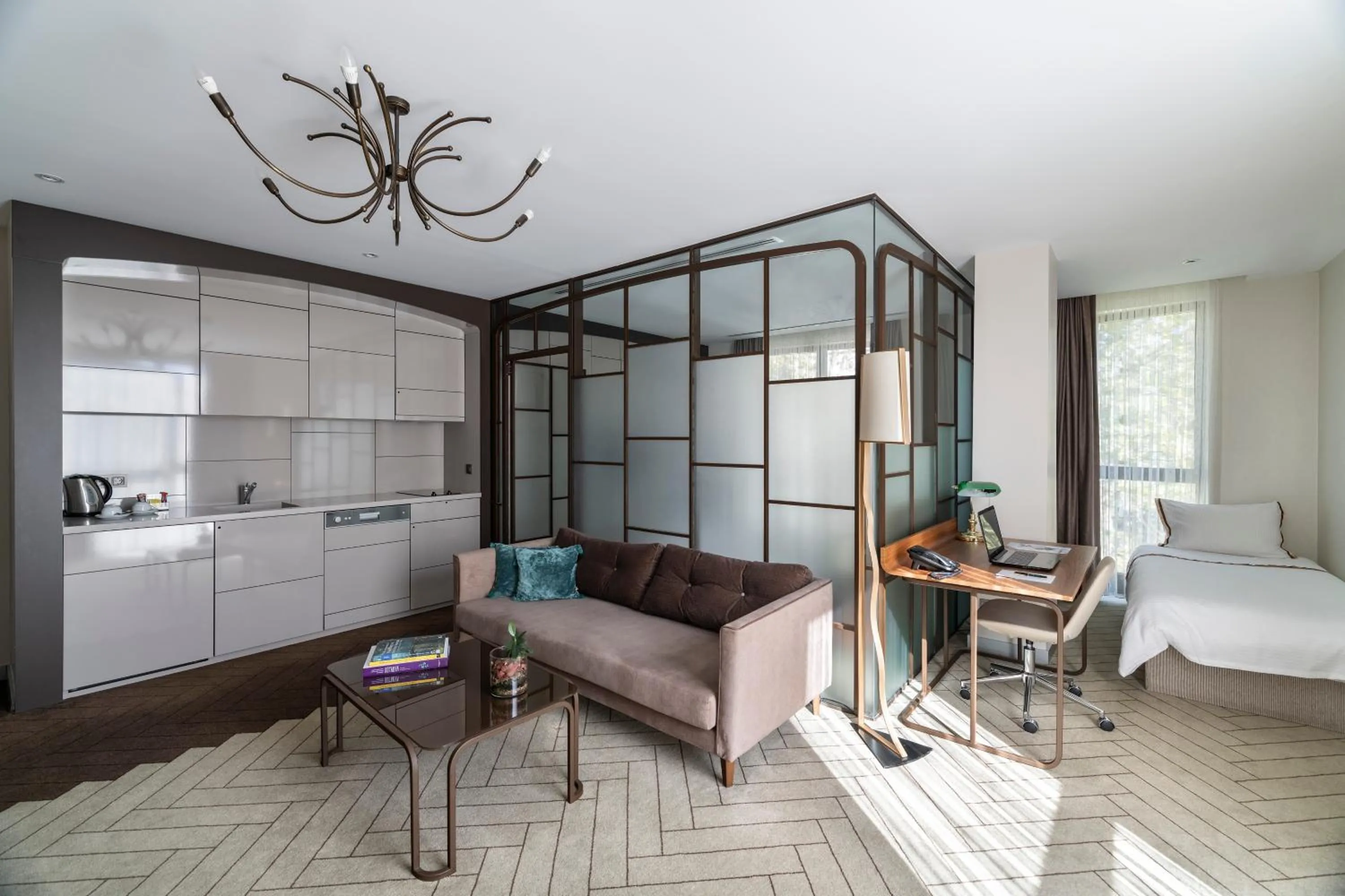 Living room, Bed in Upsuites Hotel