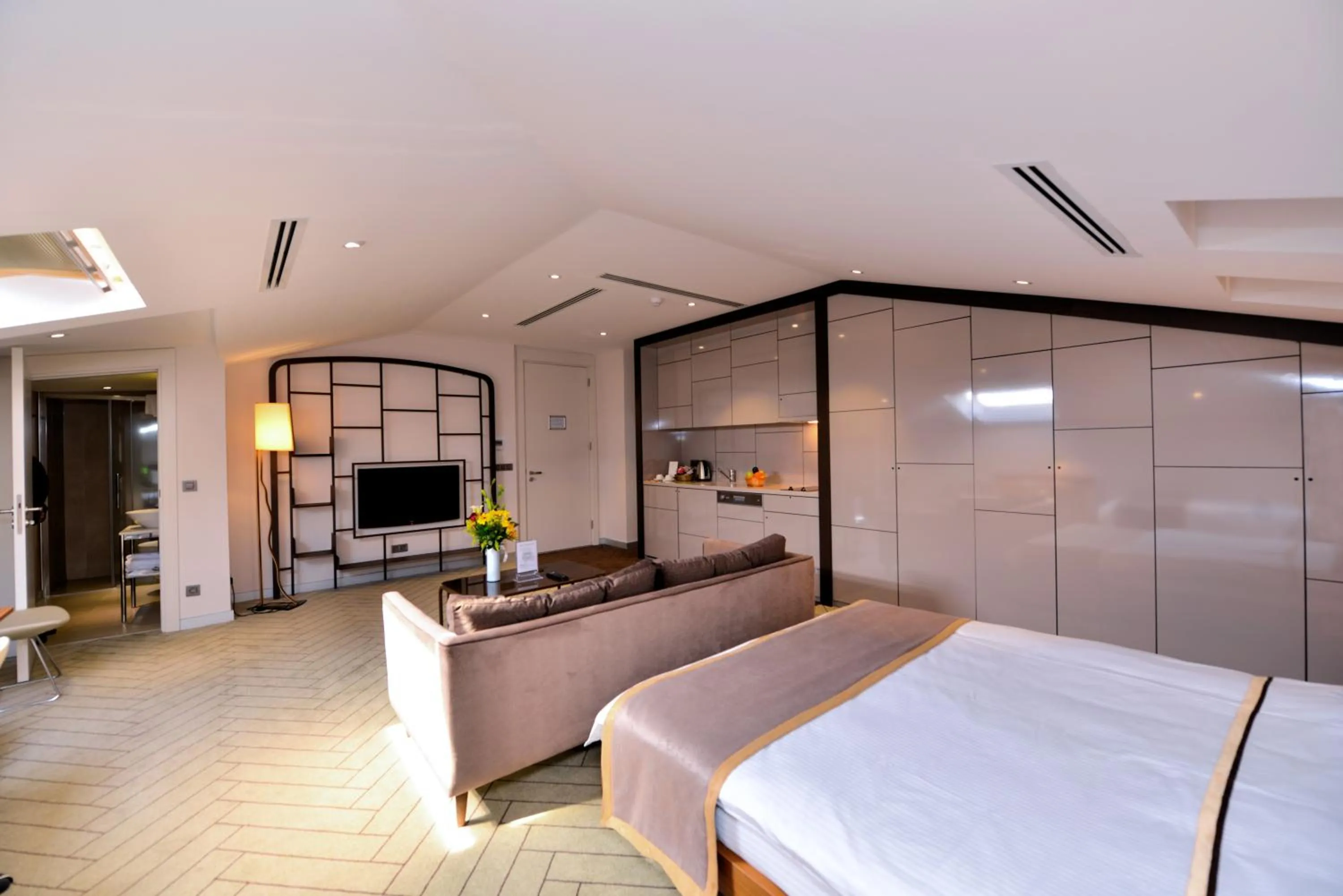 Photo of the whole room, Bed in Upsuites Hotel