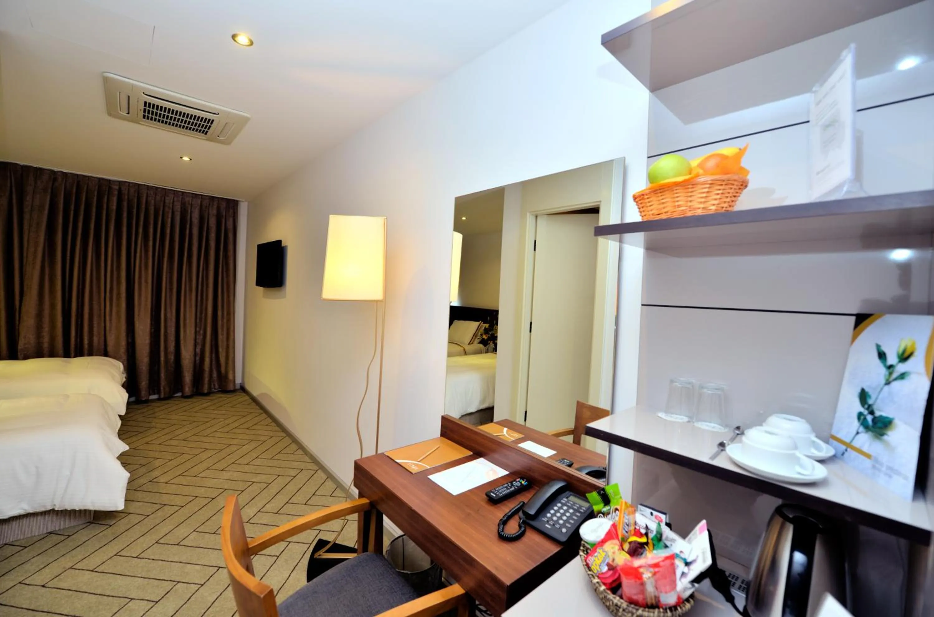 Coffee/tea facilities, Bed in Upsuites Hotel