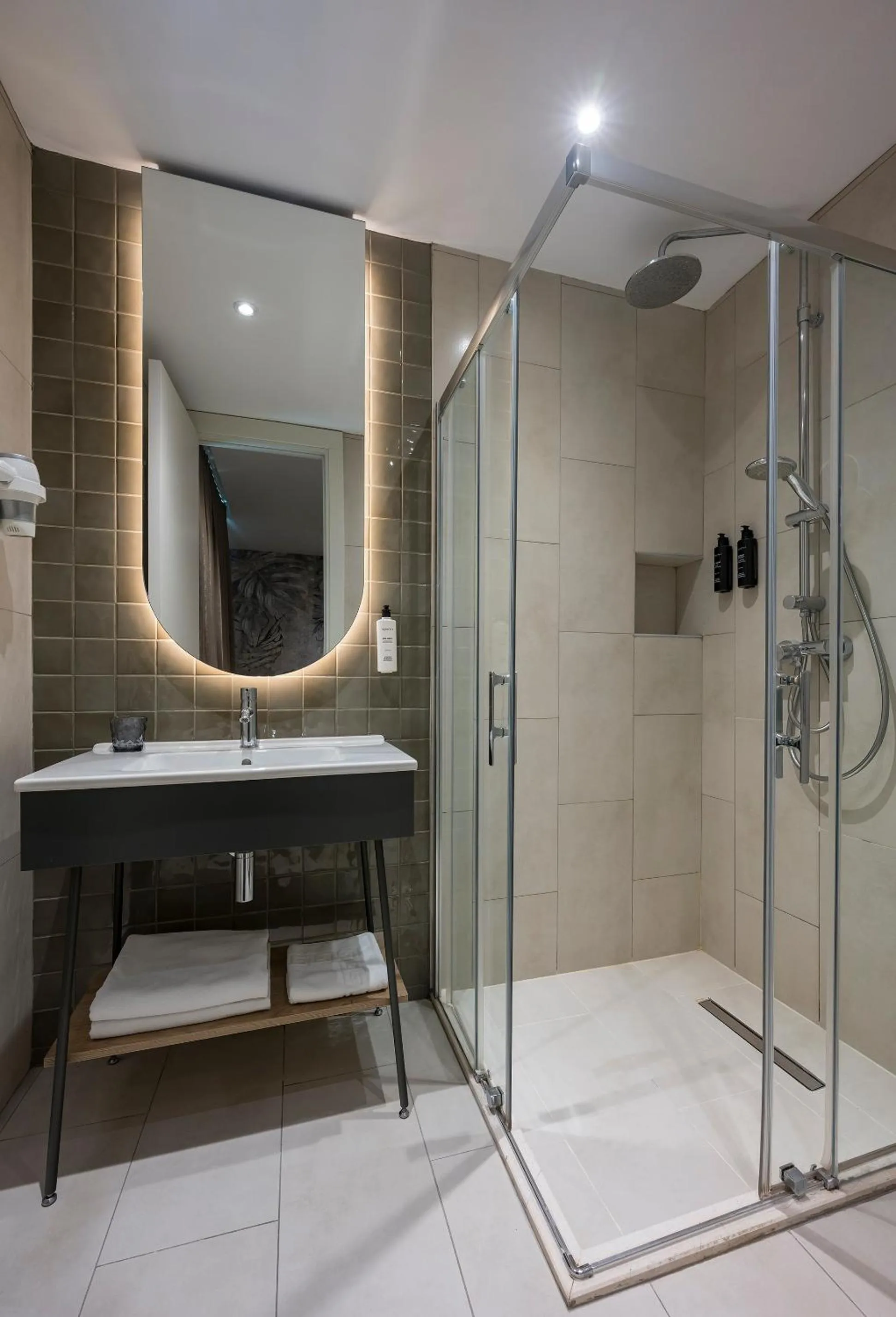 Shower in Upsuites Hotel