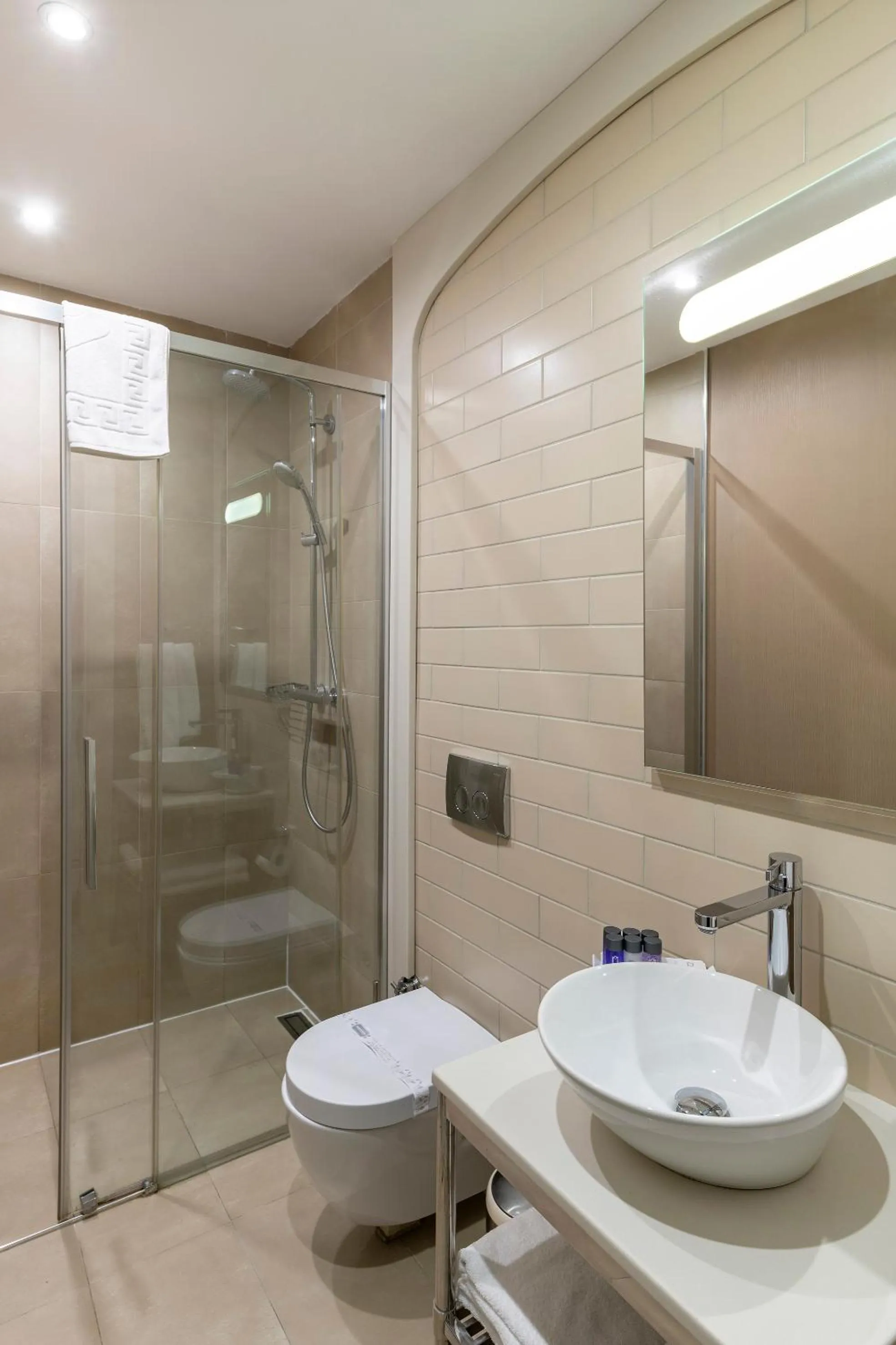 Shower in Upsuites Hotel