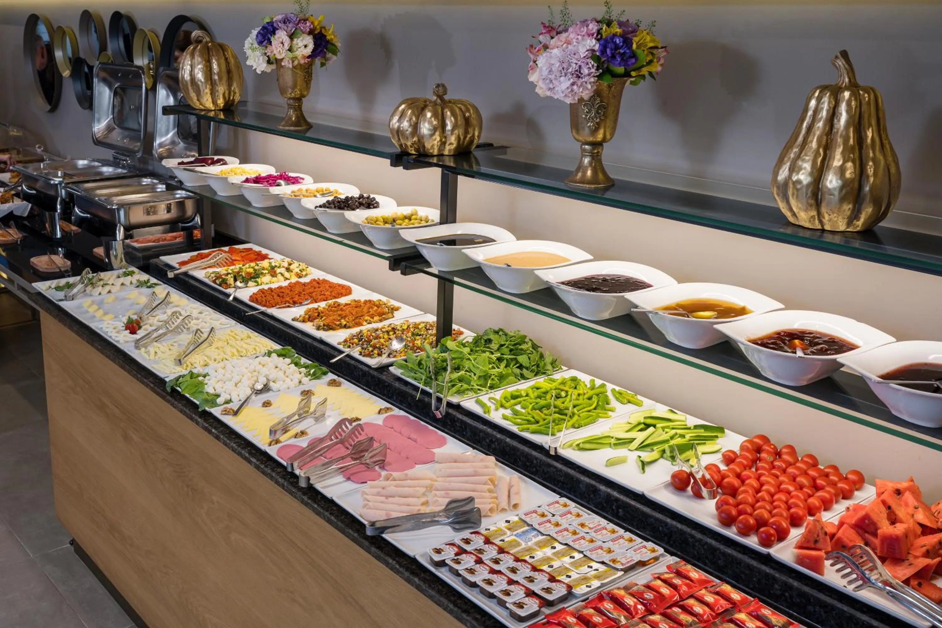 Buffet breakfast in Upsuites Hotel