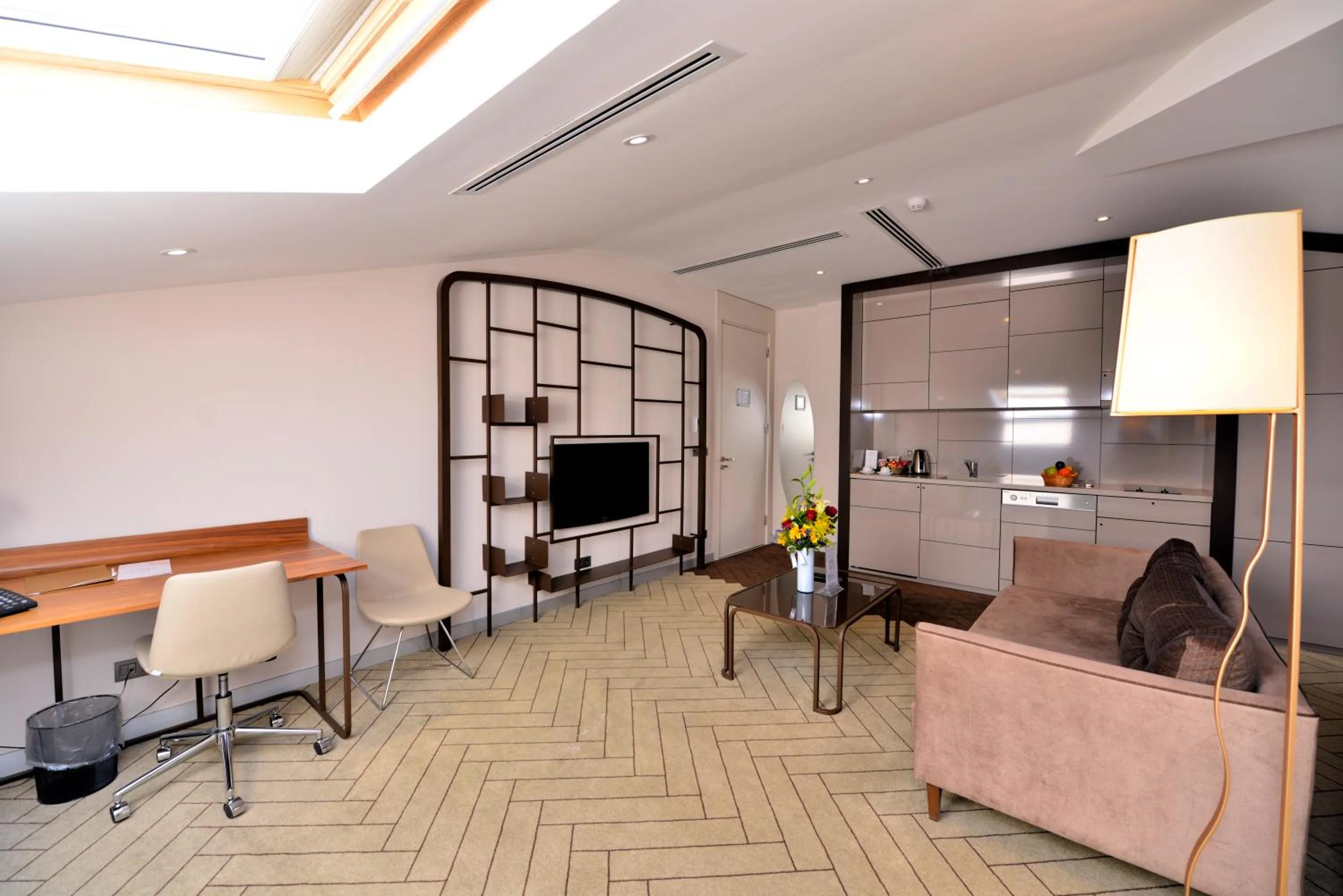 Living room in Upsuites Hotel