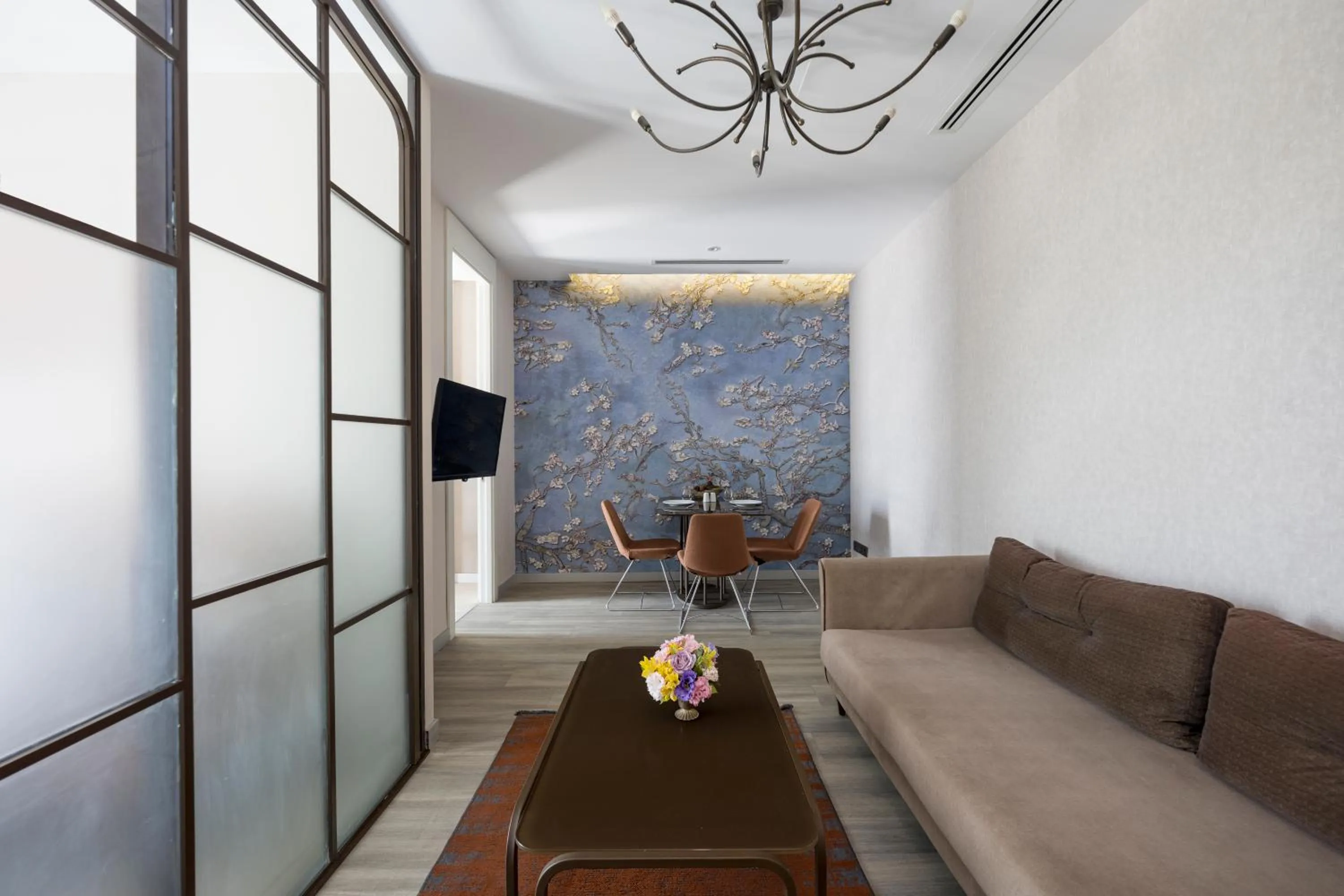 TV and multimedia in Upsuites Hotel