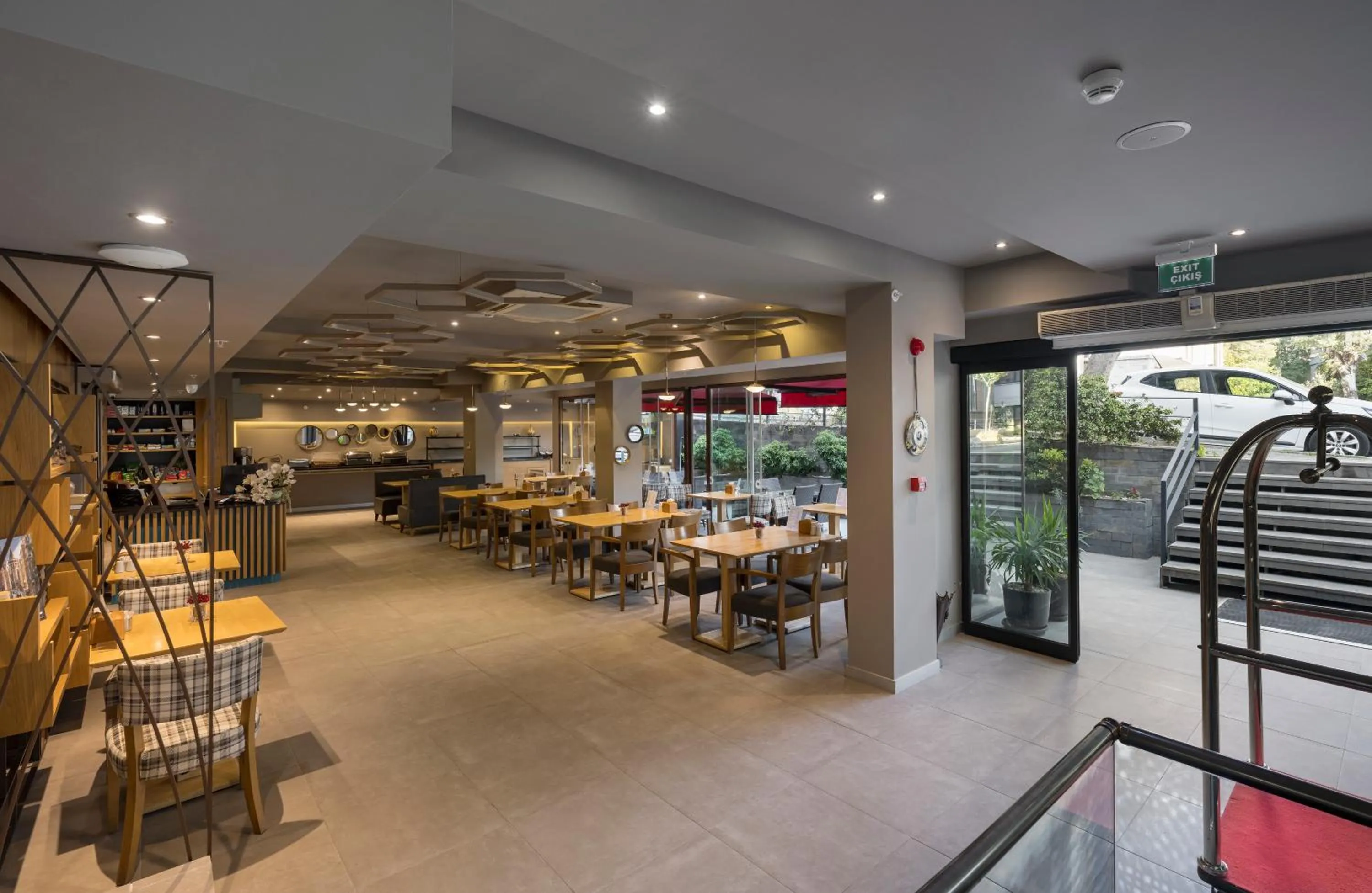 Facade/entrance in Upsuites Hotel