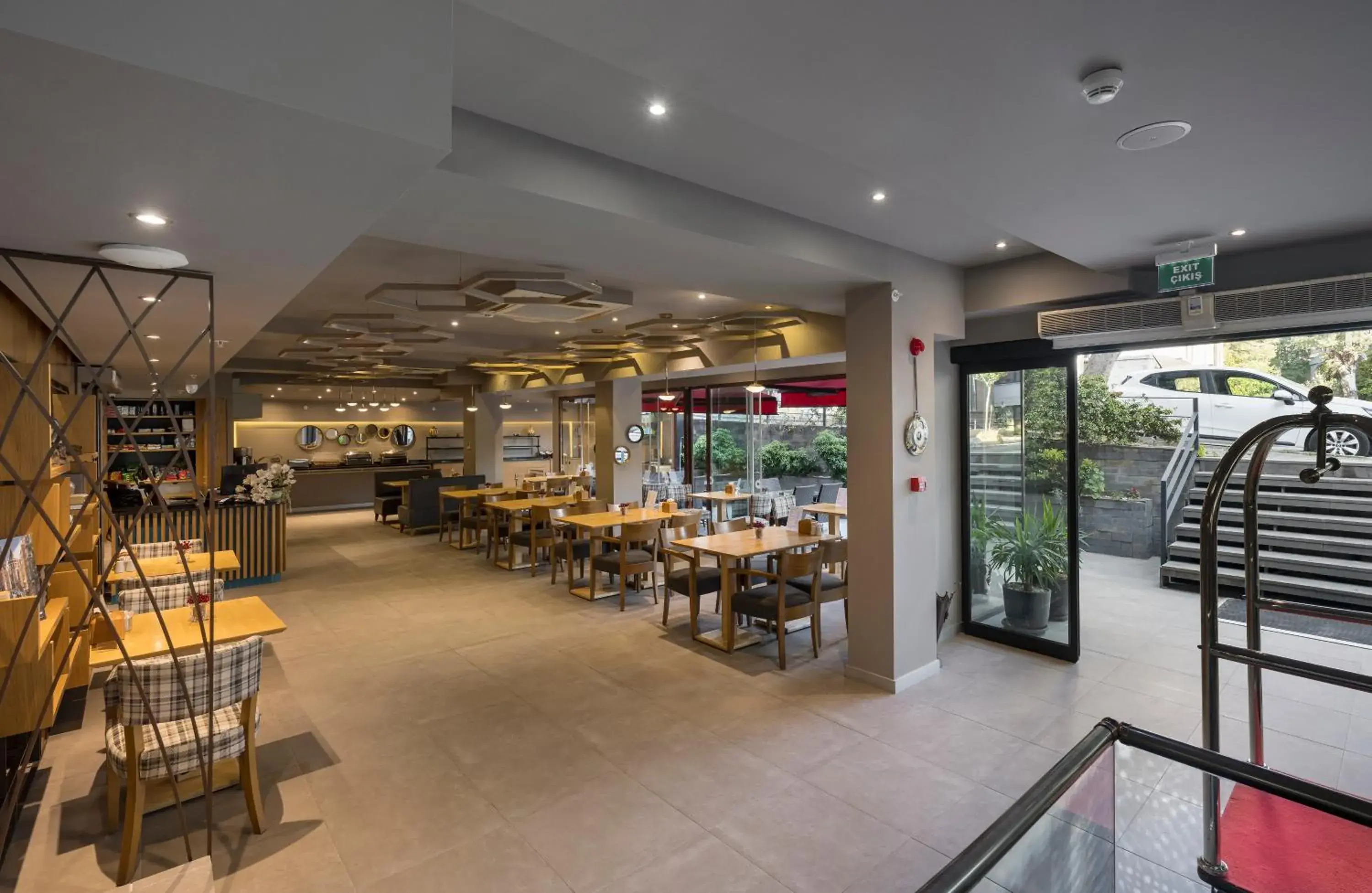 Facade/entrance in Upsuites Hotel Facade/entrance in Upsuites Hotel