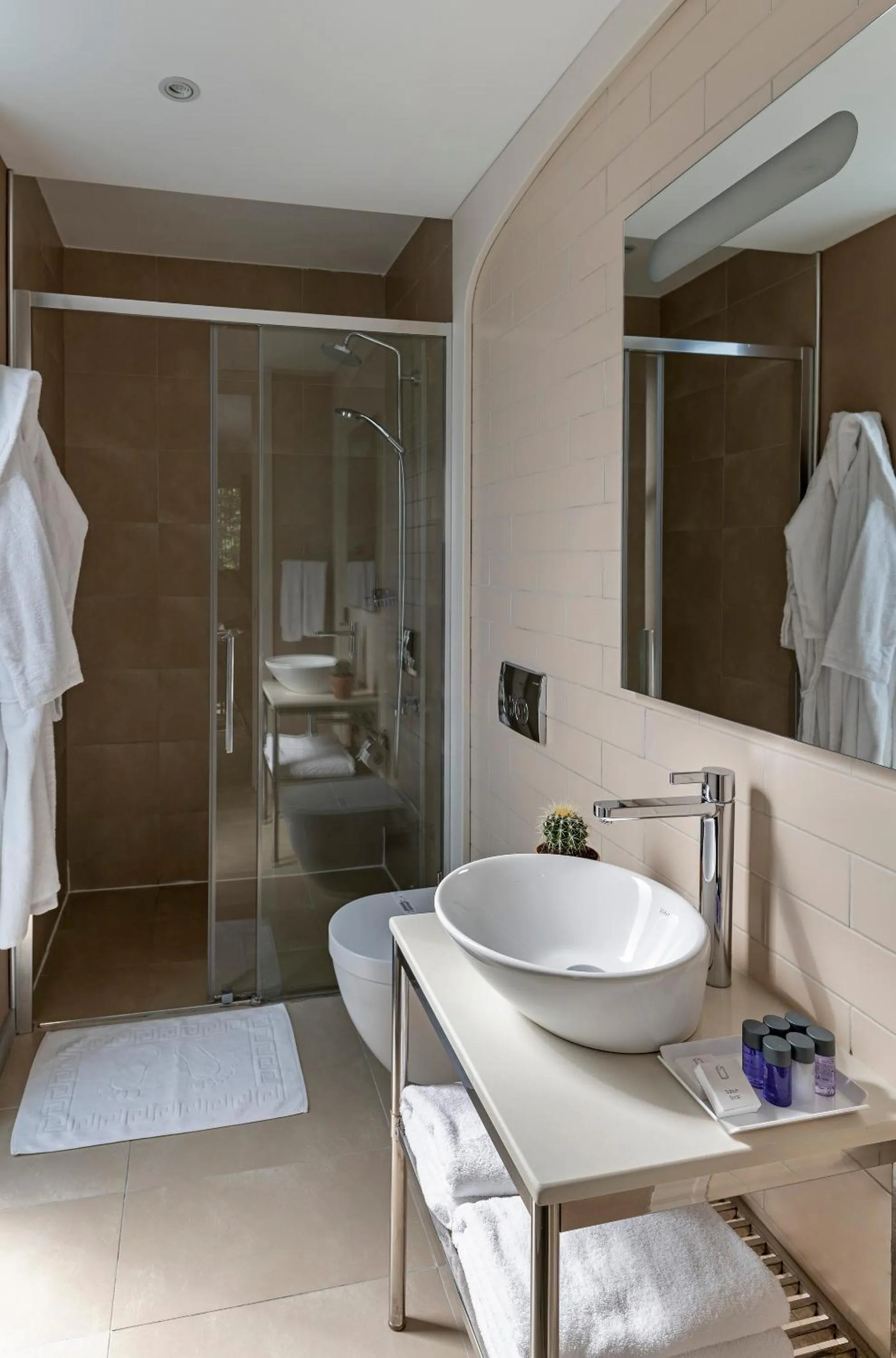 Bathroom in Upsuites Hotel