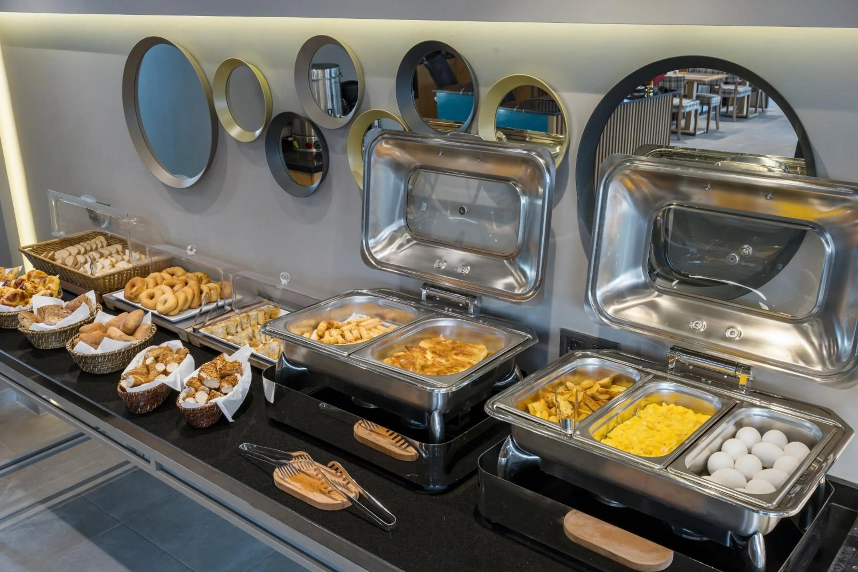 Food and drinks in Upsuites Hotel