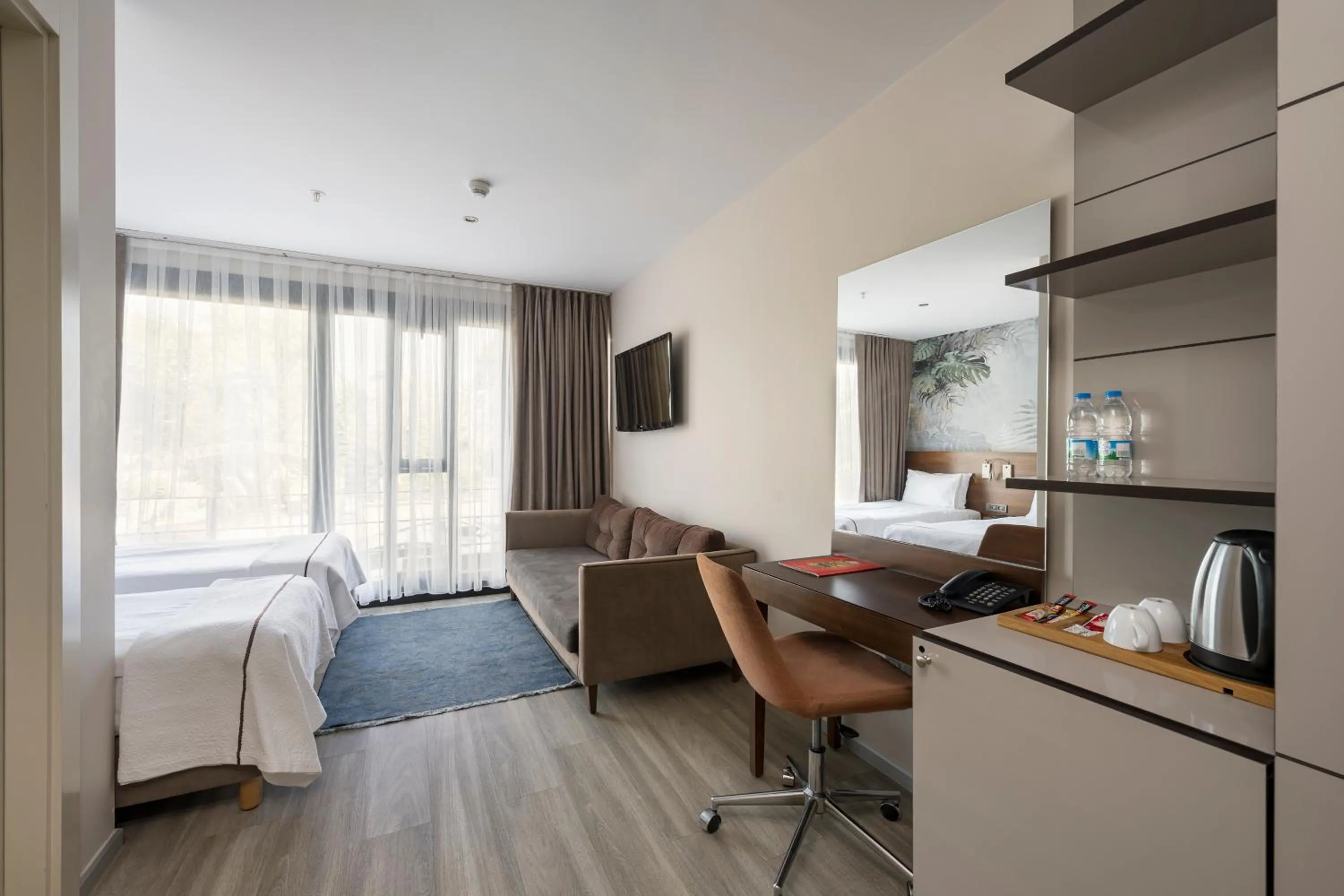 Photo of the whole room, Bed in Upsuites Hotel