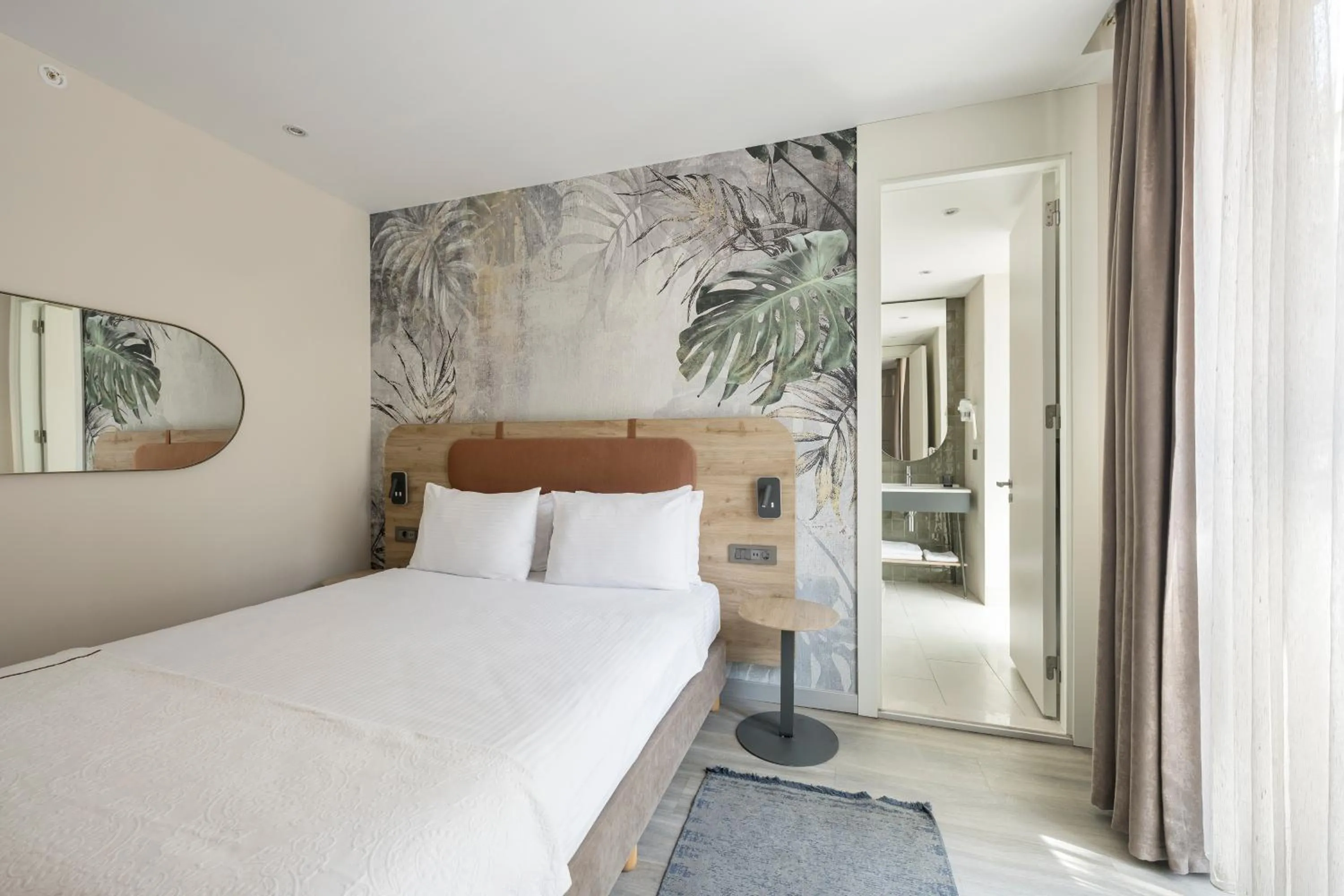 Bed in Upsuites Hotel