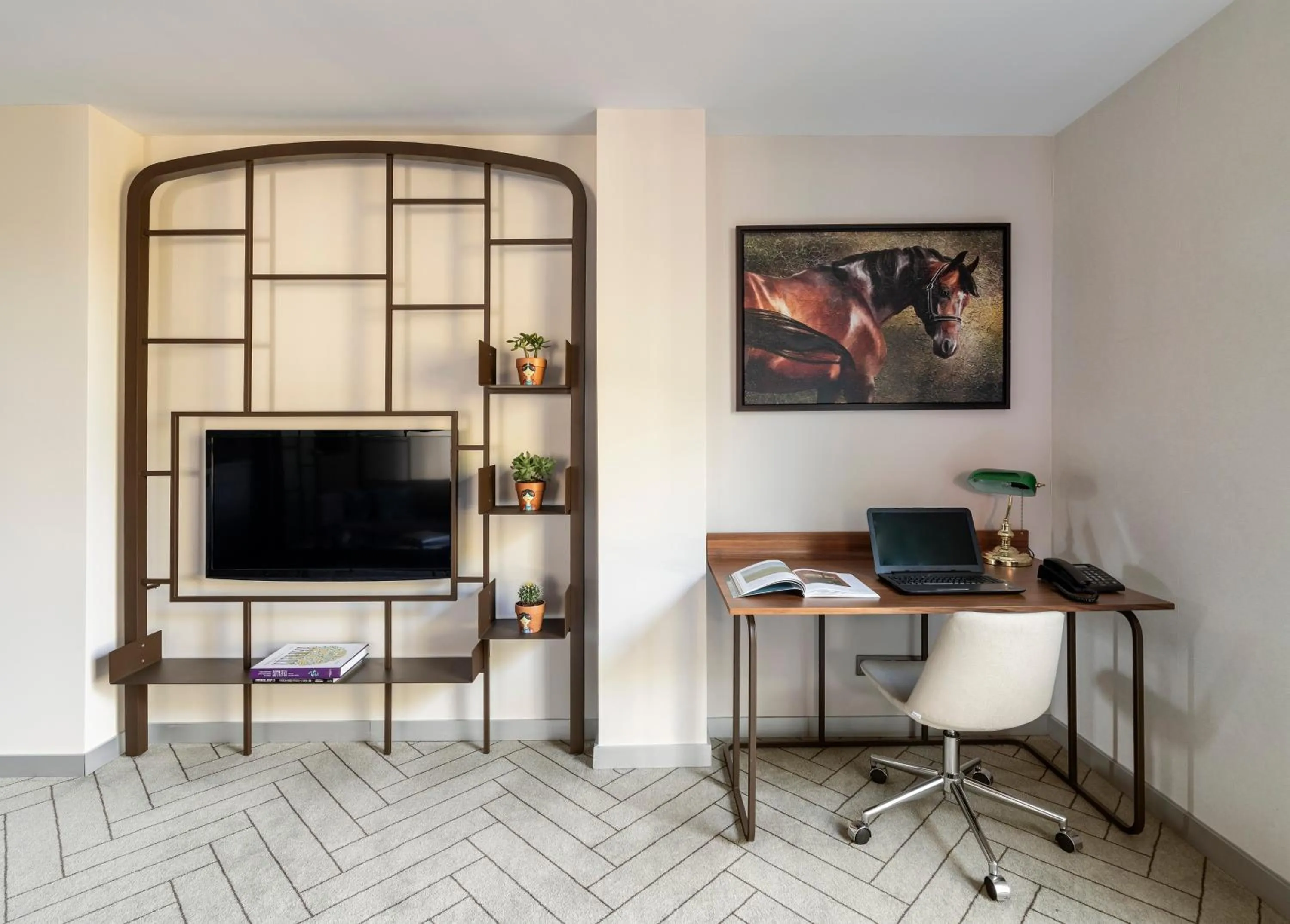 TV and multimedia in Upsuites Hotel