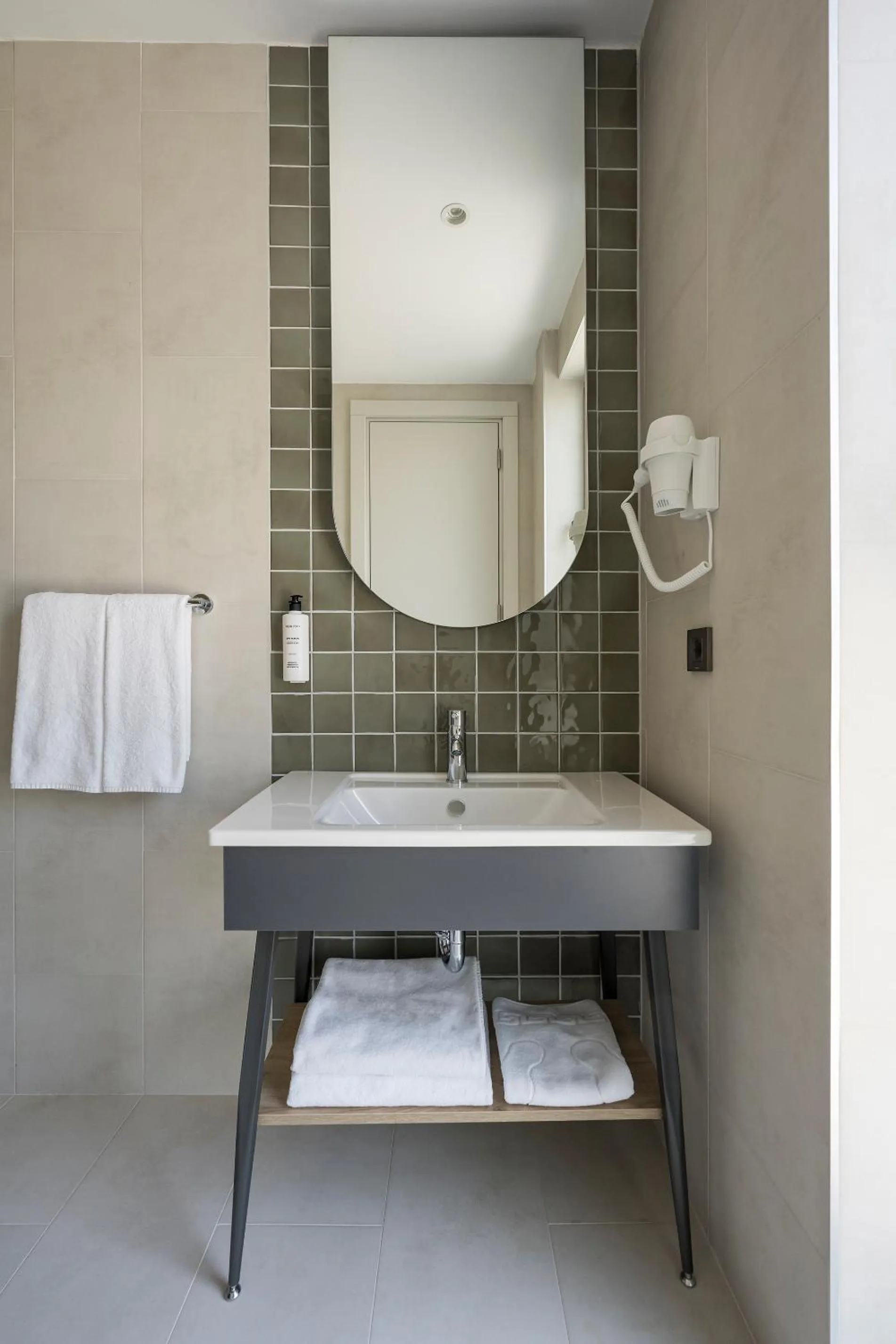 Bathroom in Upsuites Hotel