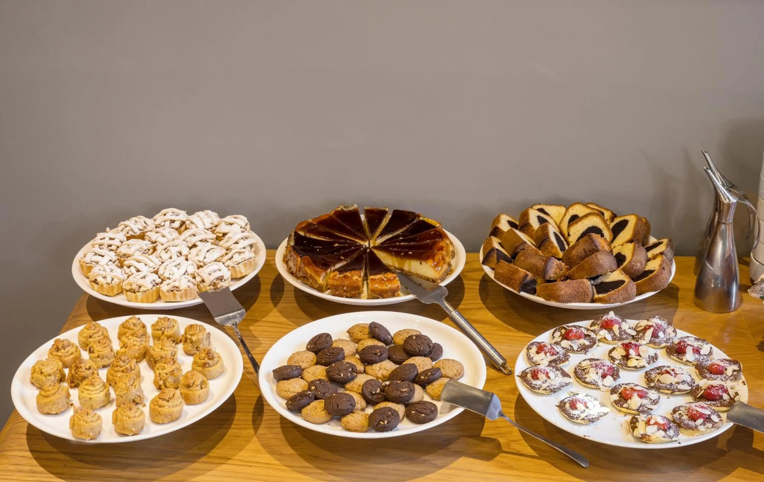 Food and drinks in Upsuites Hotel