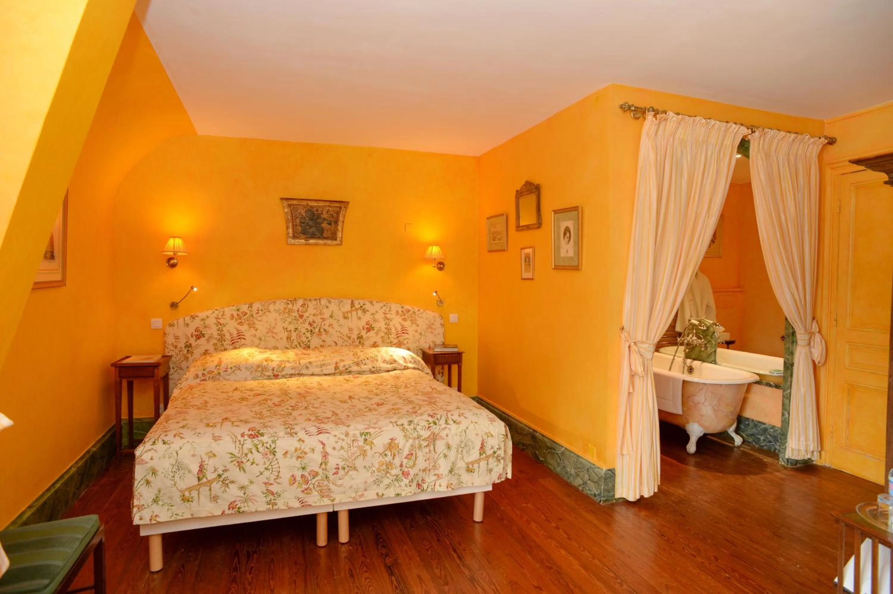 Bedroom, Bed in Chateau de Canisy