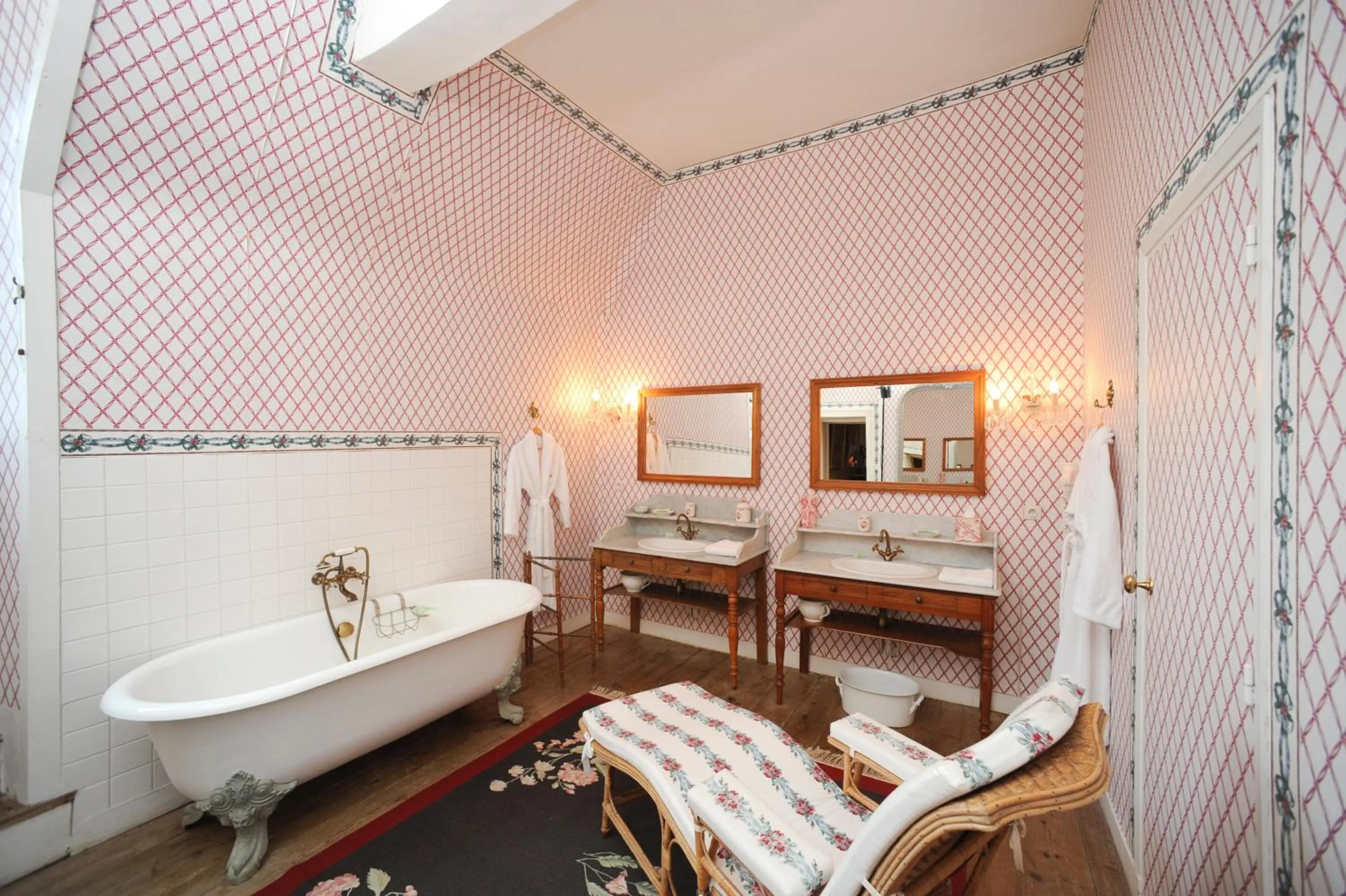 Bathroom, Bed in Chateau de Canisy
