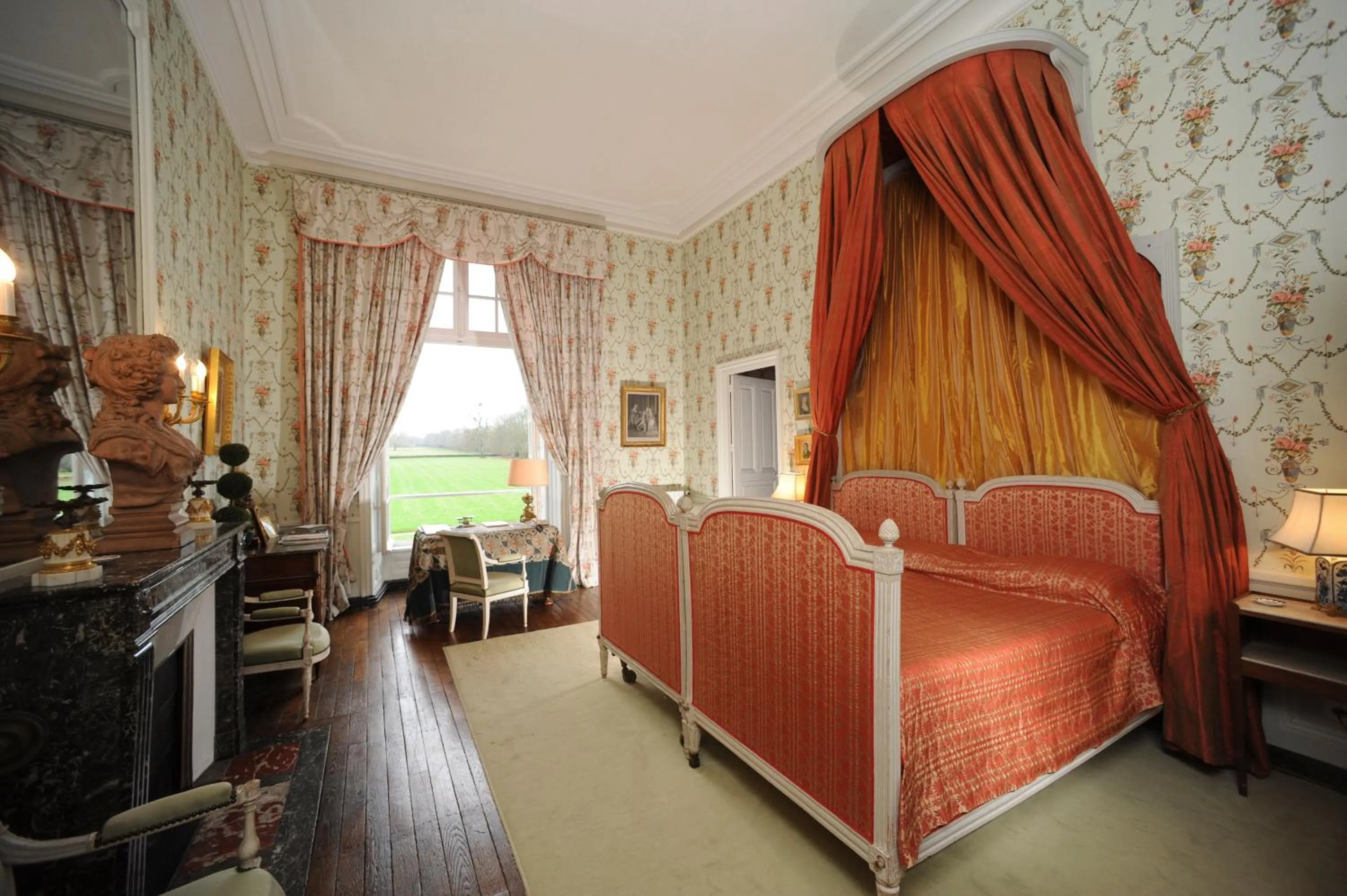 Bedroom, Bed in Chateau de Canisy