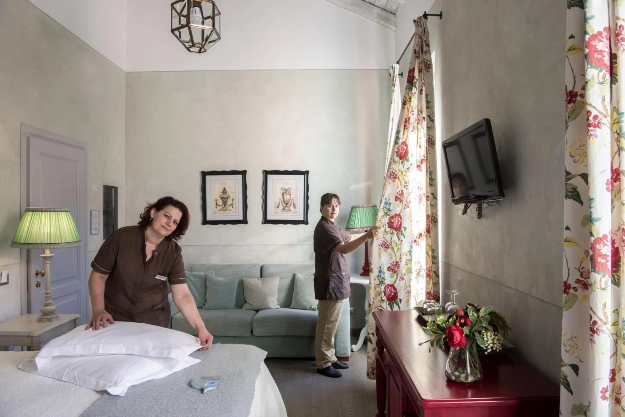 Staff, Bed in Relais Del Maro