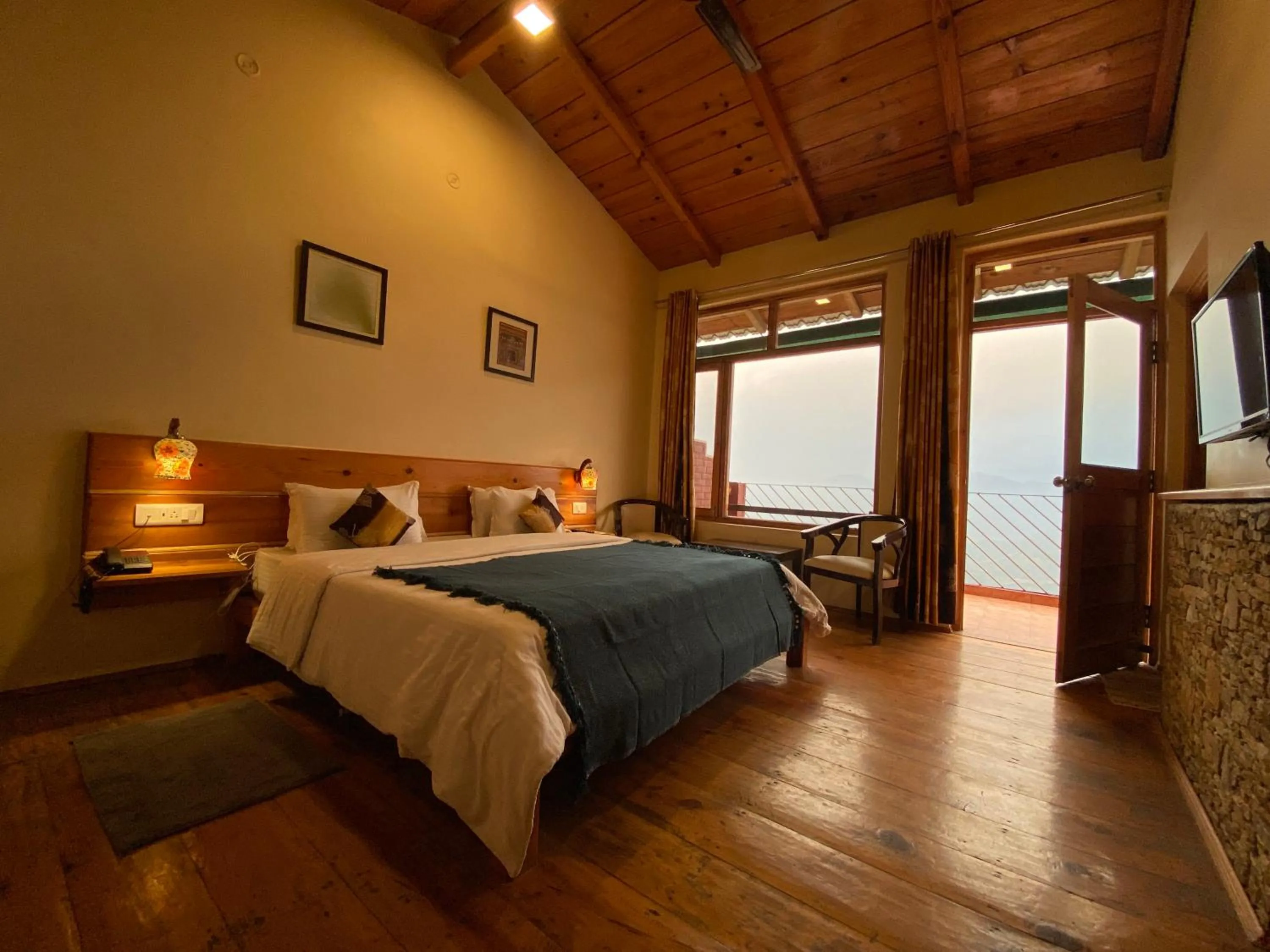 Photo of the whole room, Bed in Yak and Yeti Inn