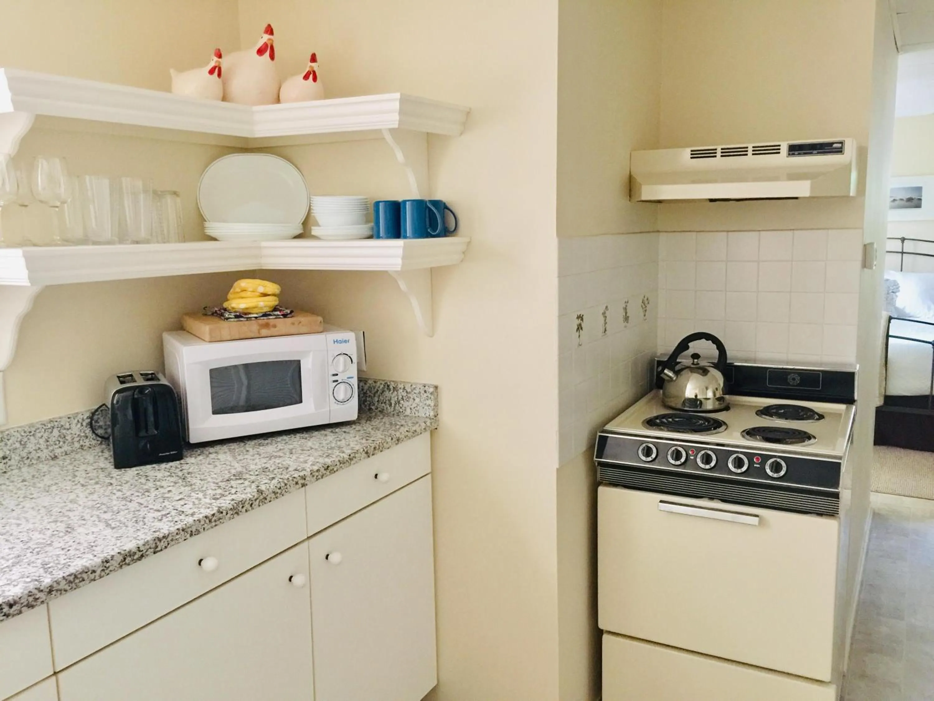 Kitchen or kitchenette in Sesuit Harbor House