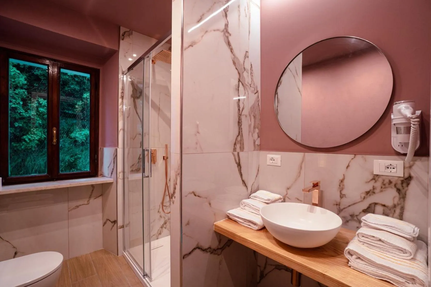 Shower in LA ROSA DEL RABBI Room&Breakfast