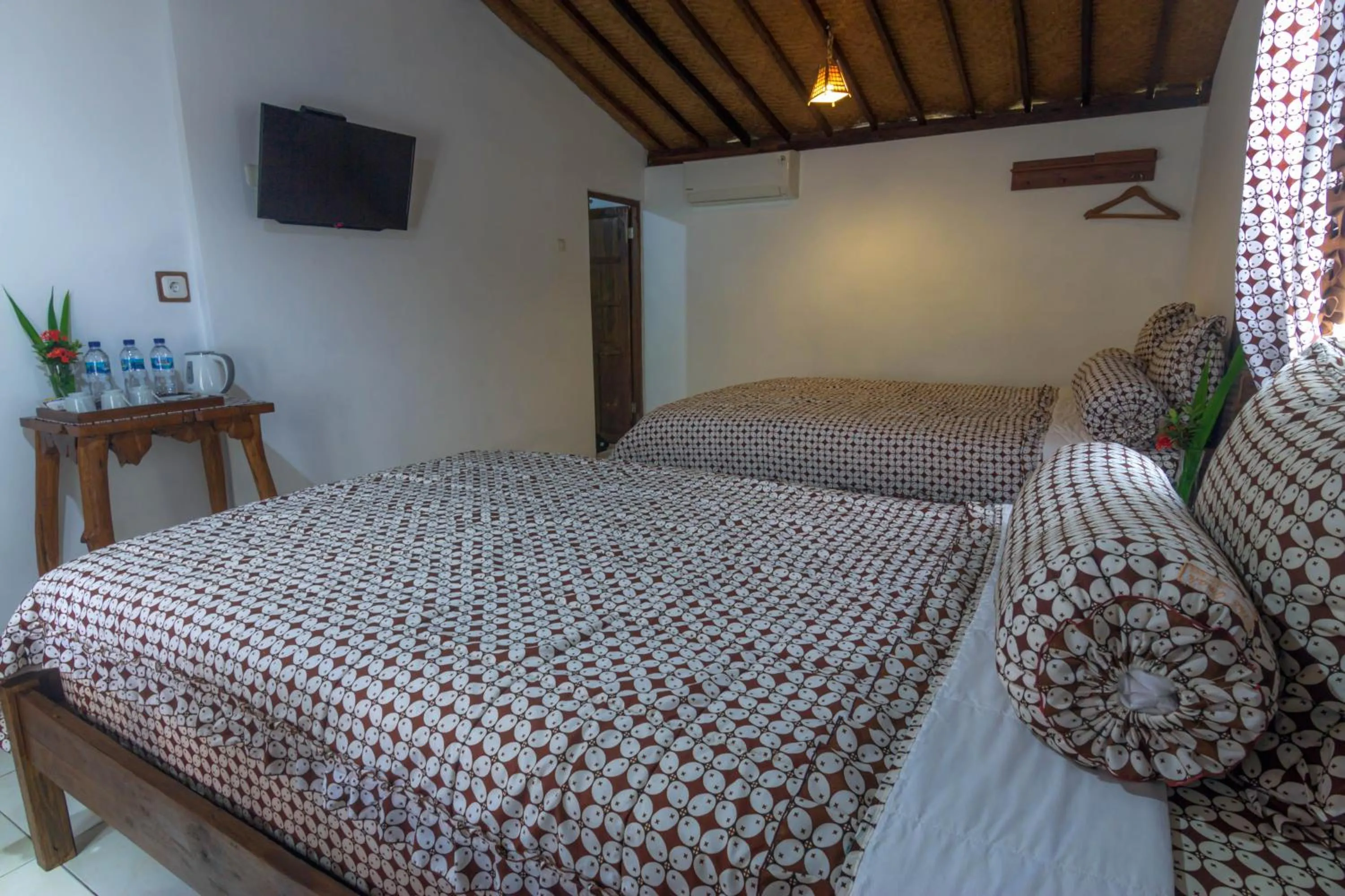 Photo of the whole room, Bed in The Omah Borobudur