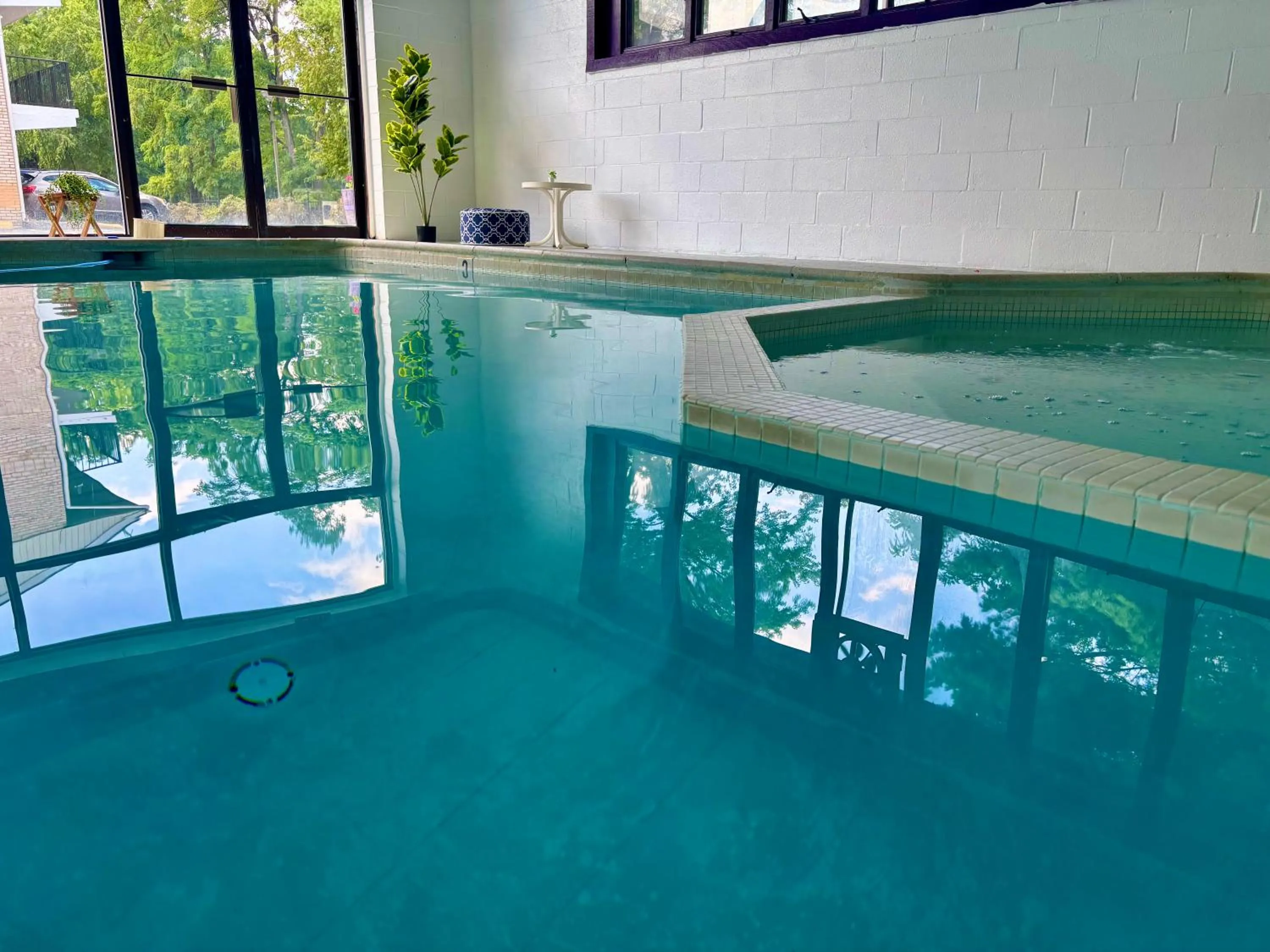 Swimming pool in APM Inn and Suites