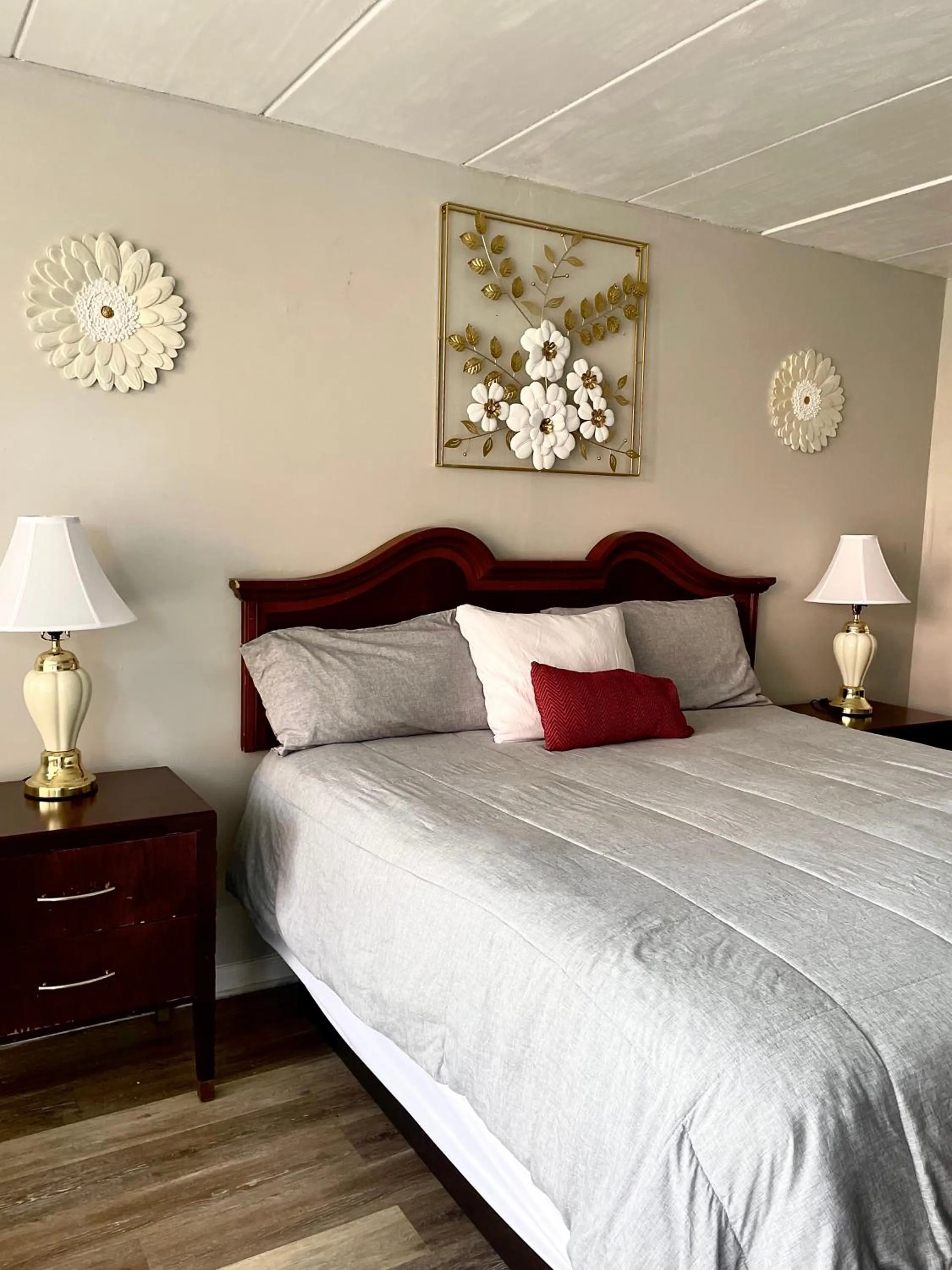 Bed in APM Inn and Suites