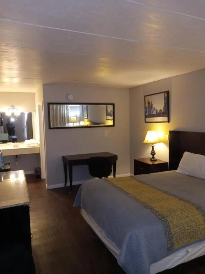 Bed in APM Inn and Suites