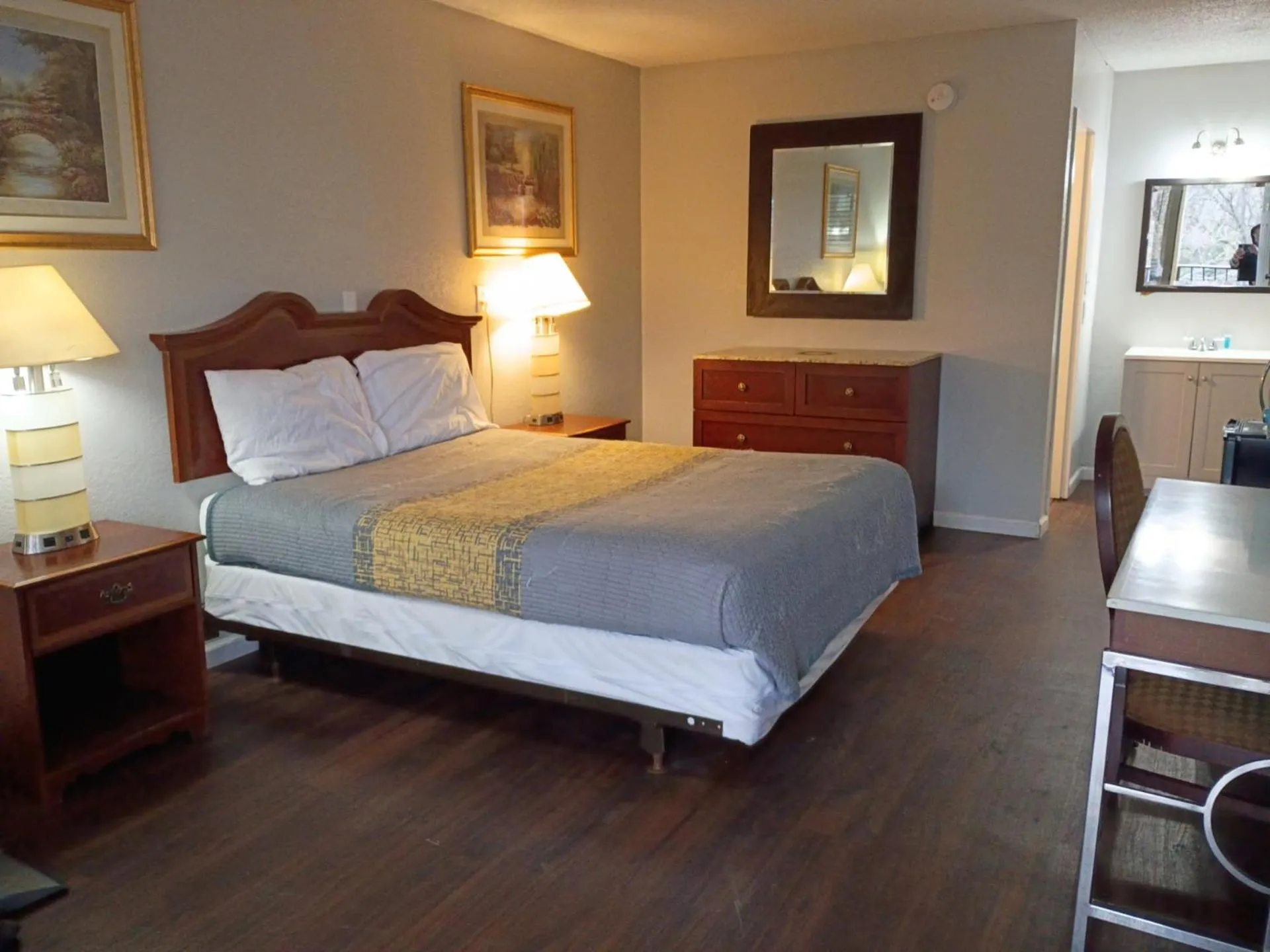 Bed in APM Inn and Suites