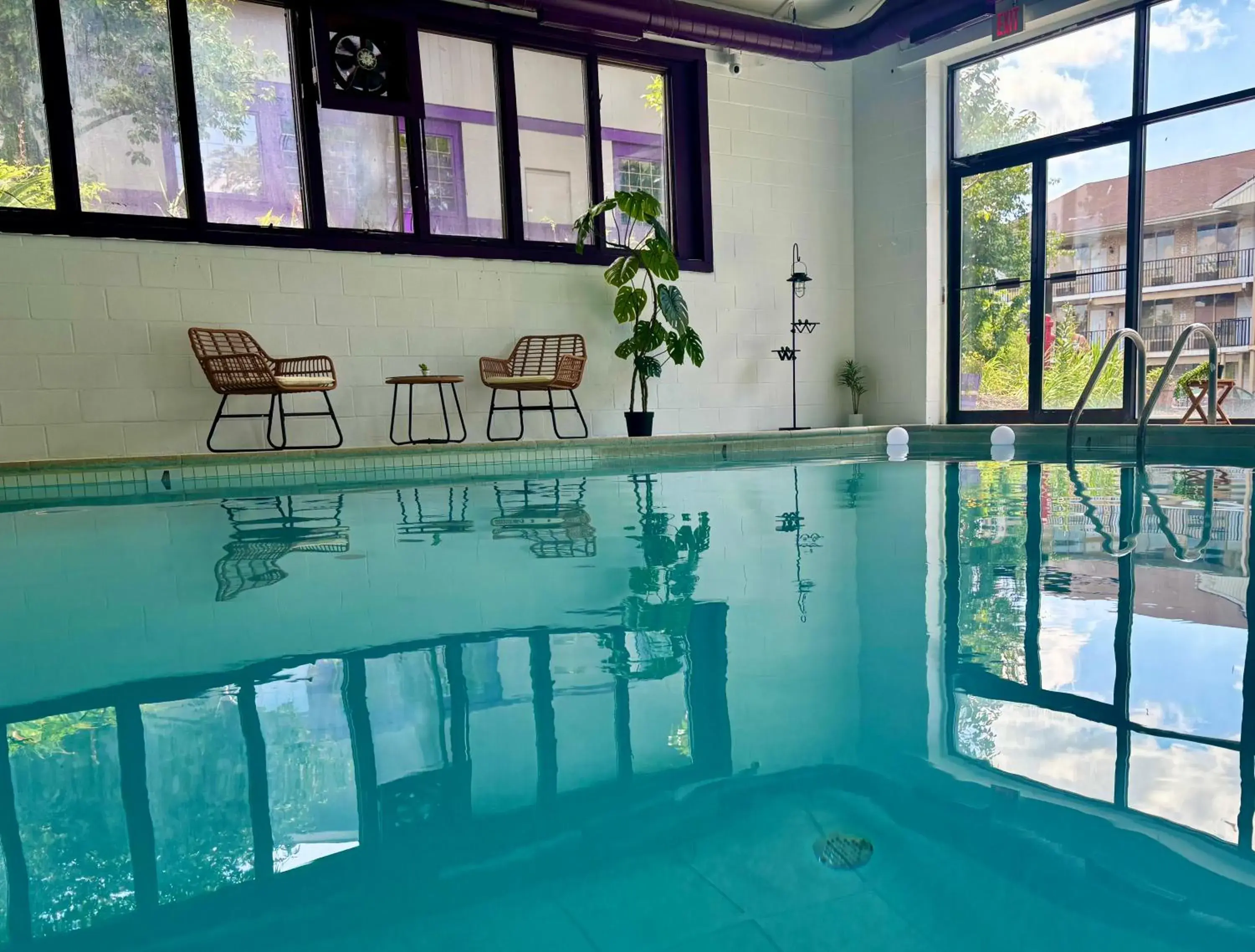 Swimming pool in APM Inn and Suites Swimming pool in APM Inn and Suites