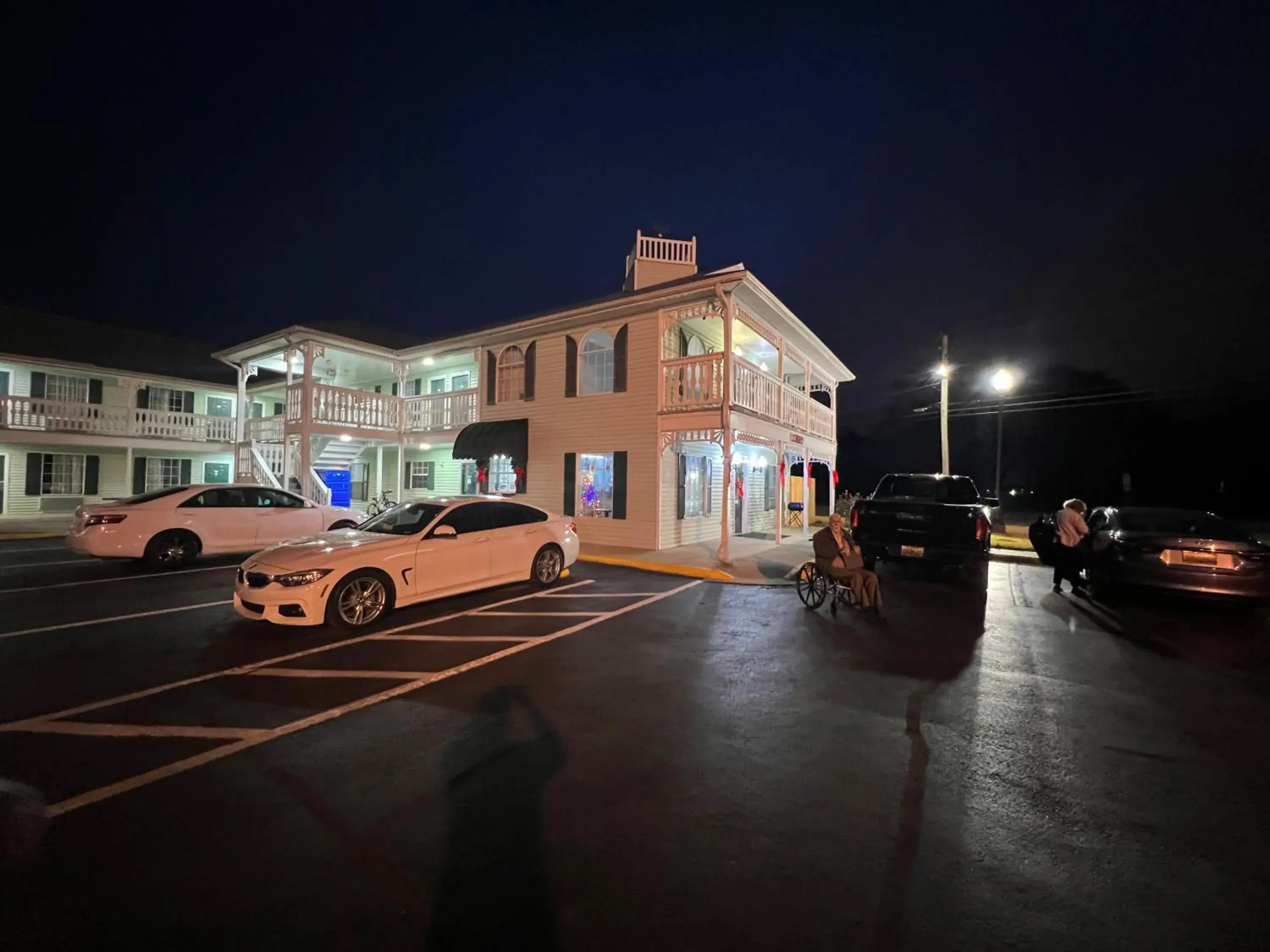 Property building in Key West Inn - Tuscumbia Property building in Key West Inn - Tuscumbia