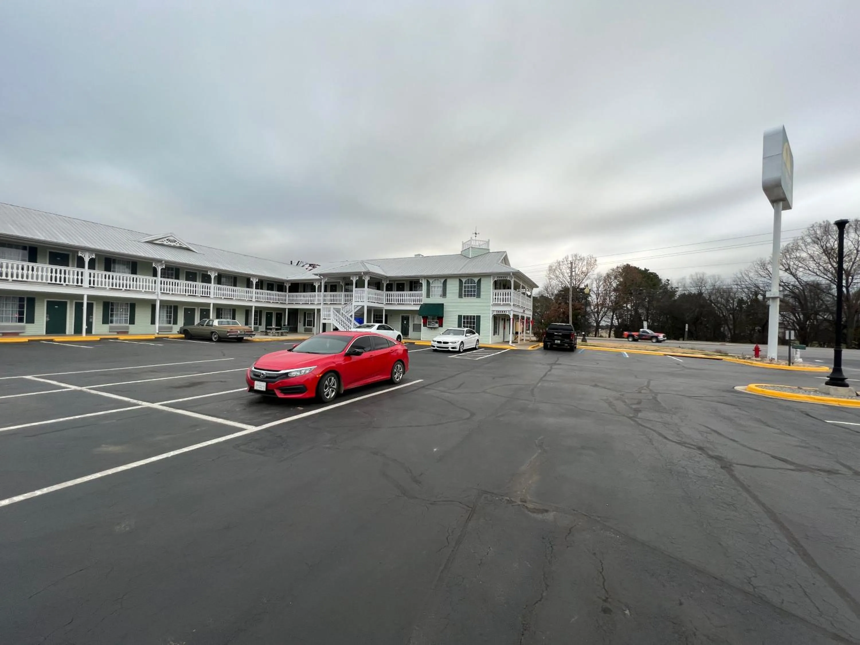 Property building in Key West Inn - Tuscumbia