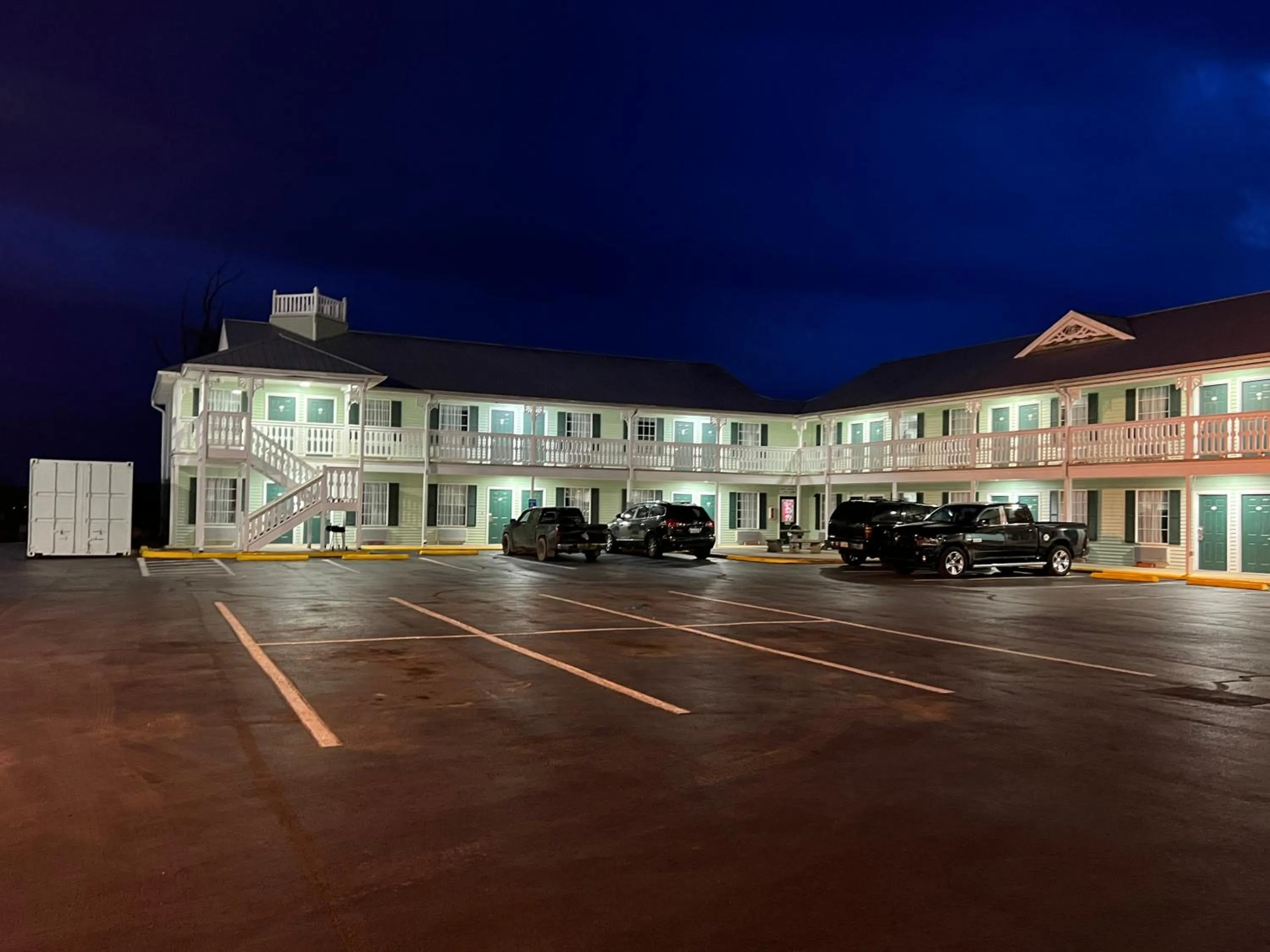 Property building in Key West Inn - Tuscumbia