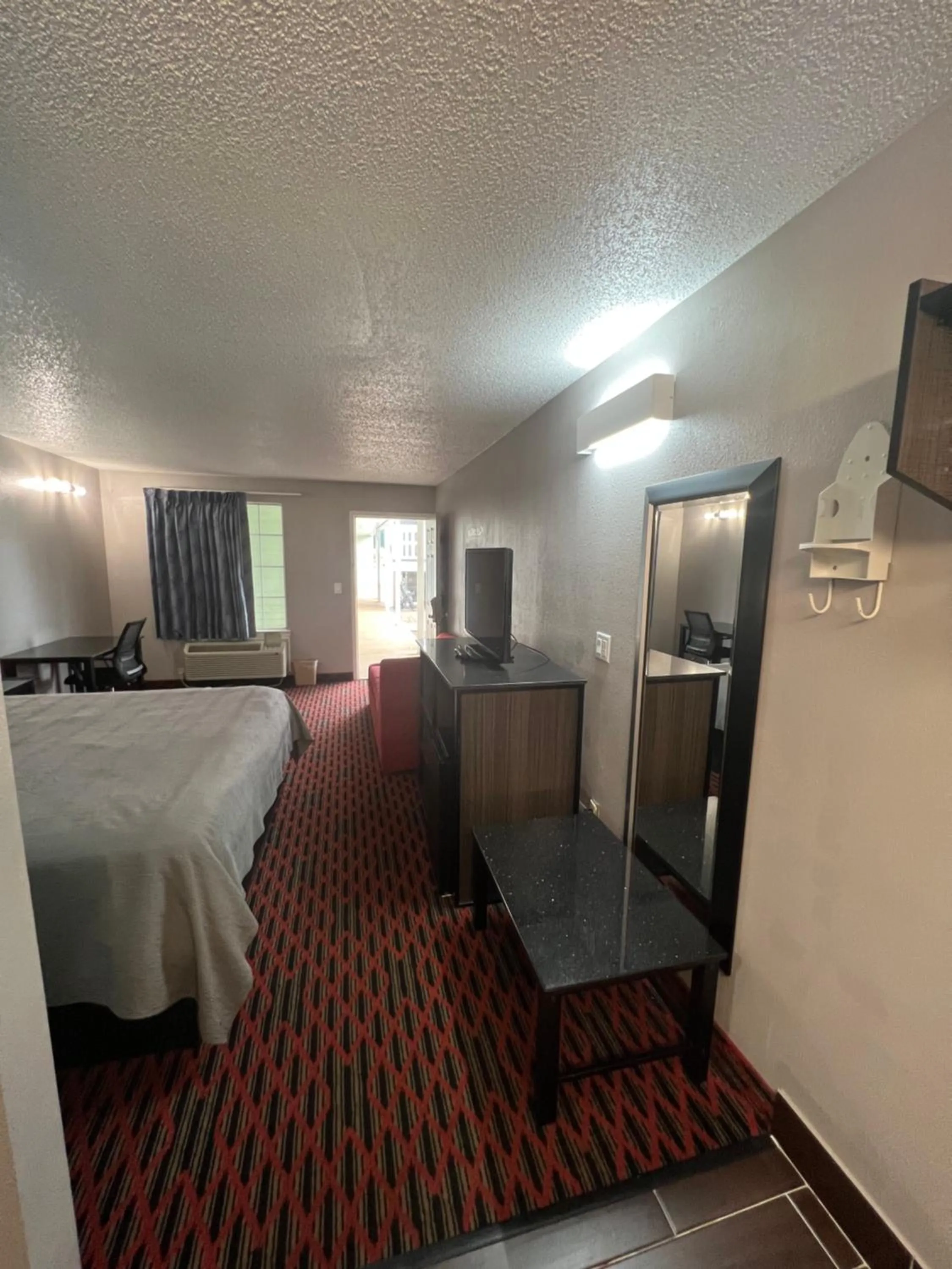 Photo of the whole room, Bed in Key West Inn - Tuscumbia