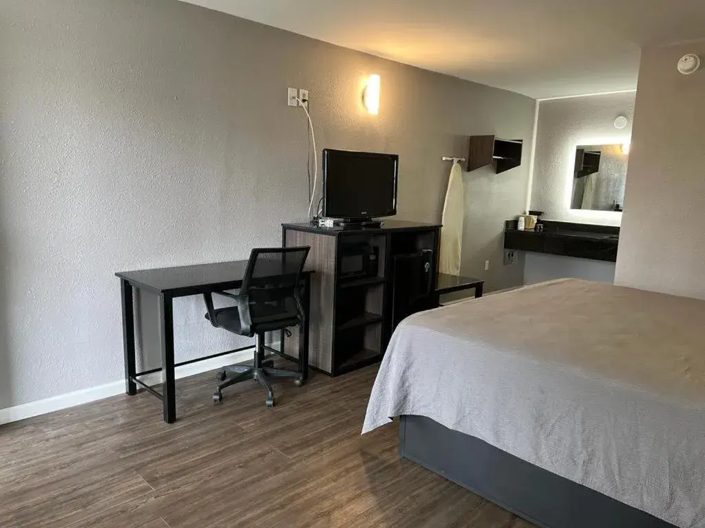 Communal lounge/ TV room, Bed in Key West Inn - Tuscumbia Communal lounge/ TV room, Bed in Key West Inn - Tuscumbia