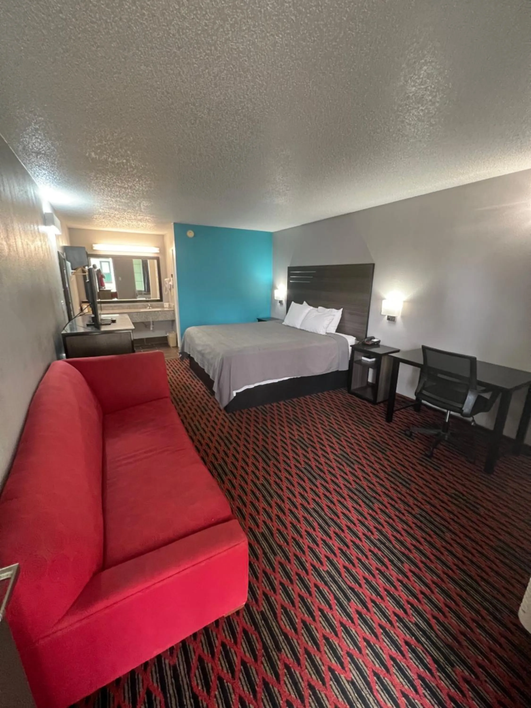 Photo of the whole room, Bed in Key West Inn - Tuscumbia