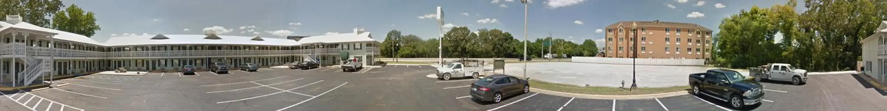 Property building in Key West Inn - Tuscumbia Property building in Key West Inn - Tuscumbia