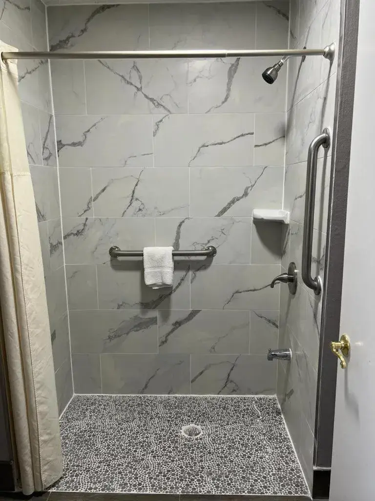 Bathroom in Key West Inn - Tuscumbia Bathroom in Key West Inn - Tuscumbia