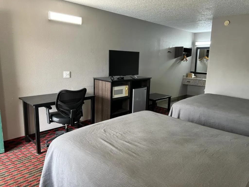 Photo of the whole room, Bed in Key West Inn - Tuscumbia