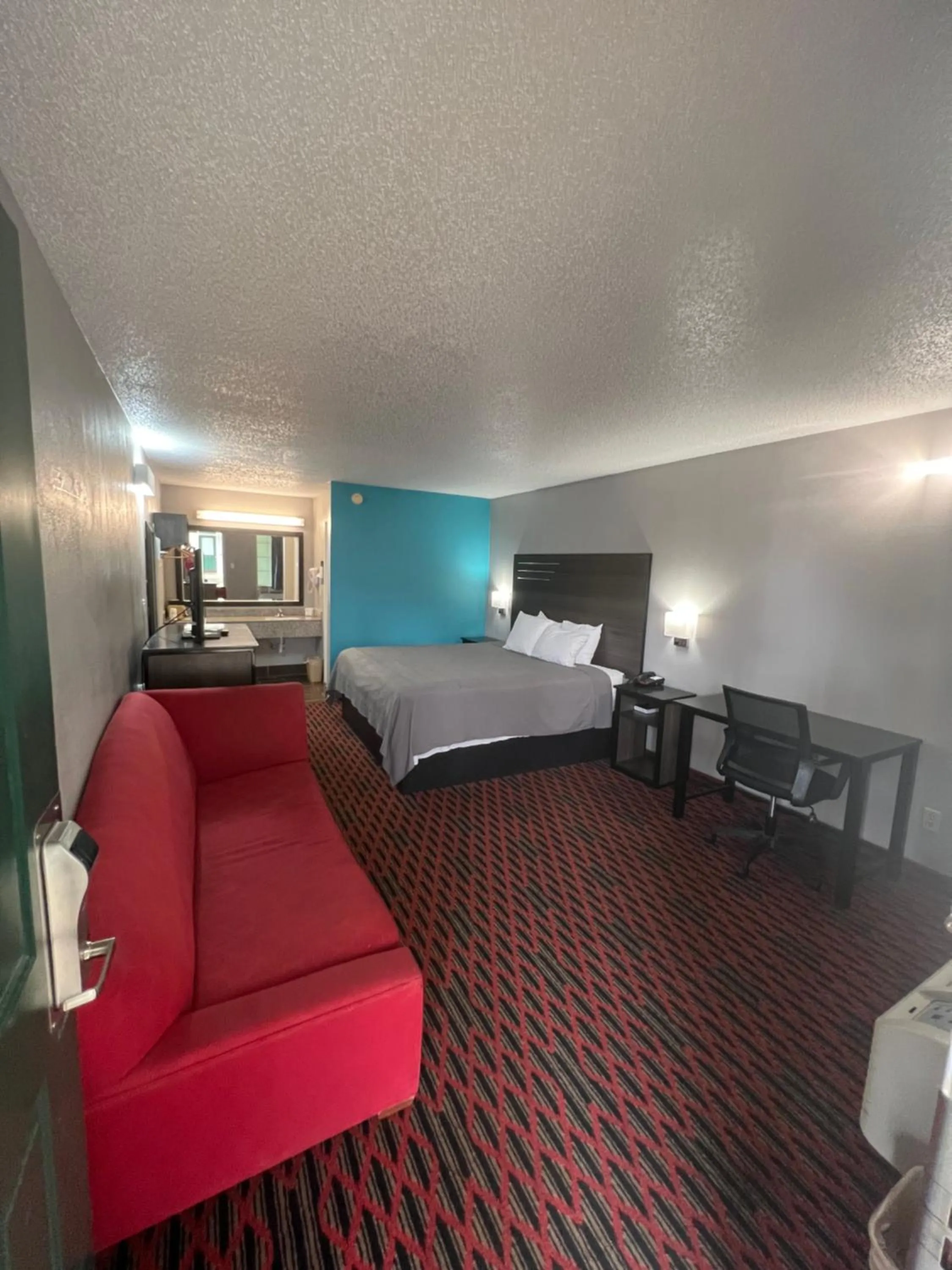 Living room, Bed in Key West Inn - Tuscumbia