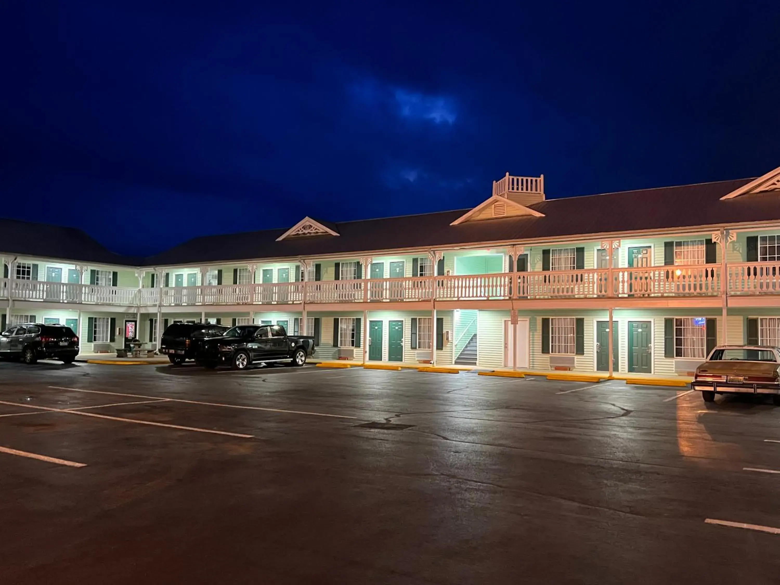 Property building in Key West Inn - Tuscumbia Property building in Key West Inn - Tuscumbia