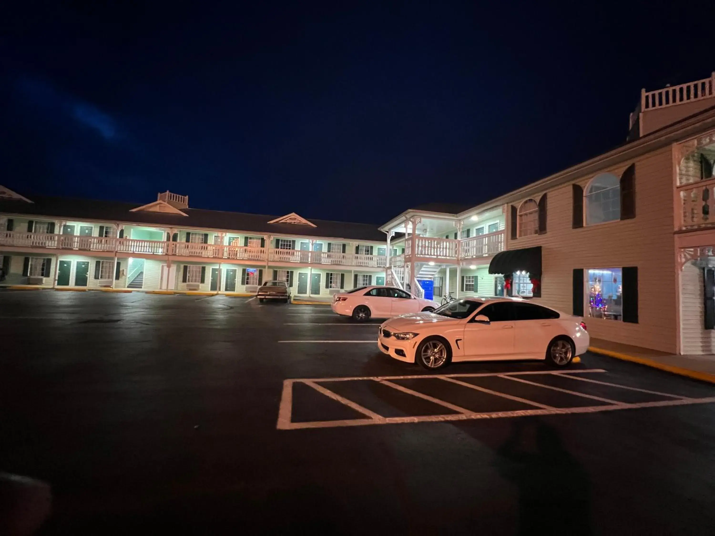 Property building in Key West Inn - Tuscumbia Property building in Key West Inn - Tuscumbia