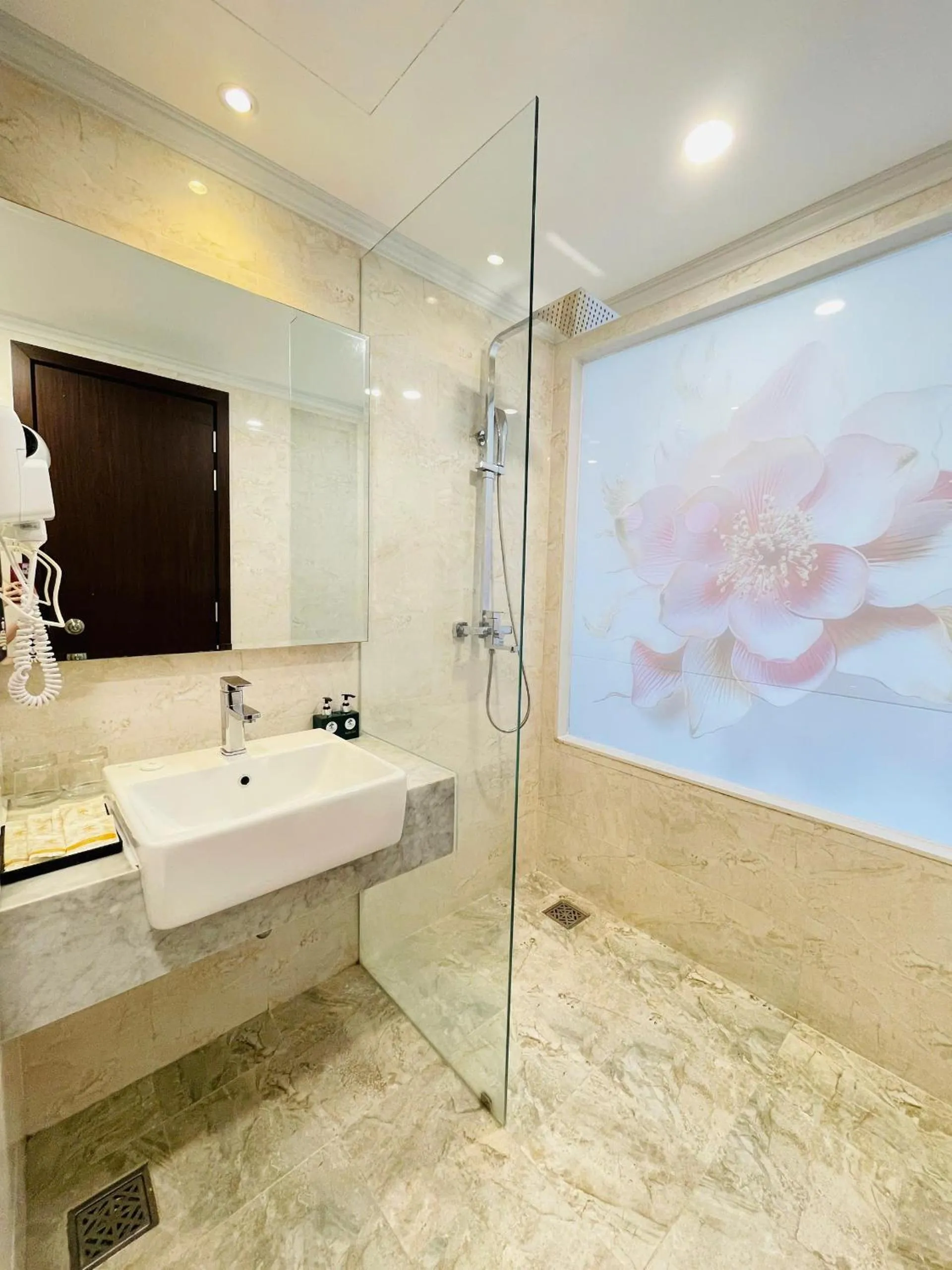 Shower in Hon Chong Retreat Hotel