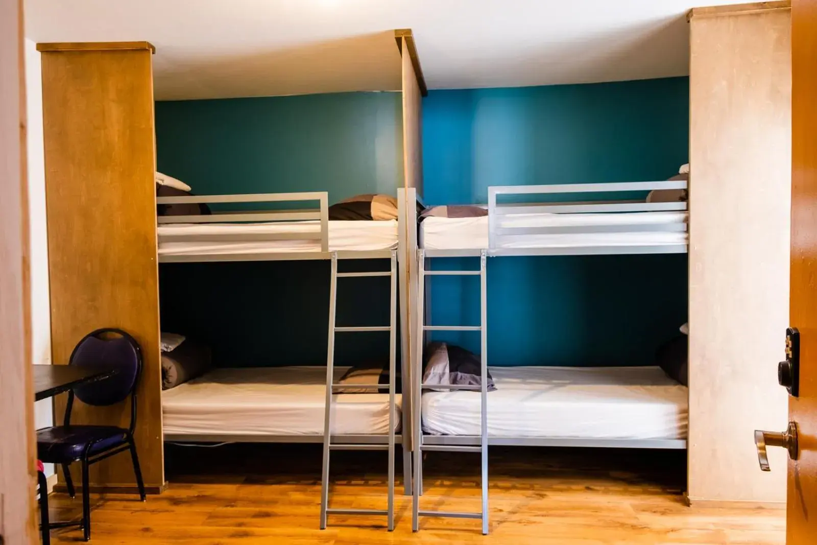 Single Bed in Dormitory Room in Auberge de Jeunesse Le Camp De Base Single Bed in Dormitory Room in Auberge de Jeunesse Le Camp De Base